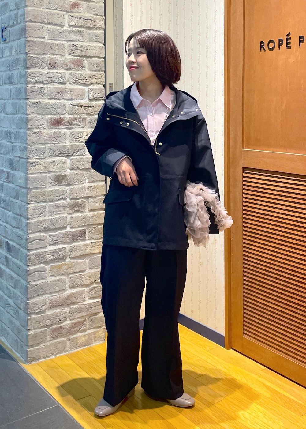 「2BUY10%OFF対象商品、初春コーデ、春コーデ、お仕事コーデ、お出かけコーデ、女子会コーデ、大人カジュアル、レイヤード、パンツスタイル、体型カバー、カジュアルコーデ、きれいめコーデ、ベーシック、ROPÉ PICNIC、ナチュラル」｜「ROPE' PICNICの花粉ガード・防シワ/レギュラーシャツ（シャツ/ブラウス、ピンク系）」を使った、Yuriさん（レディース・159cm）の春コーディネートの5枚目の写真