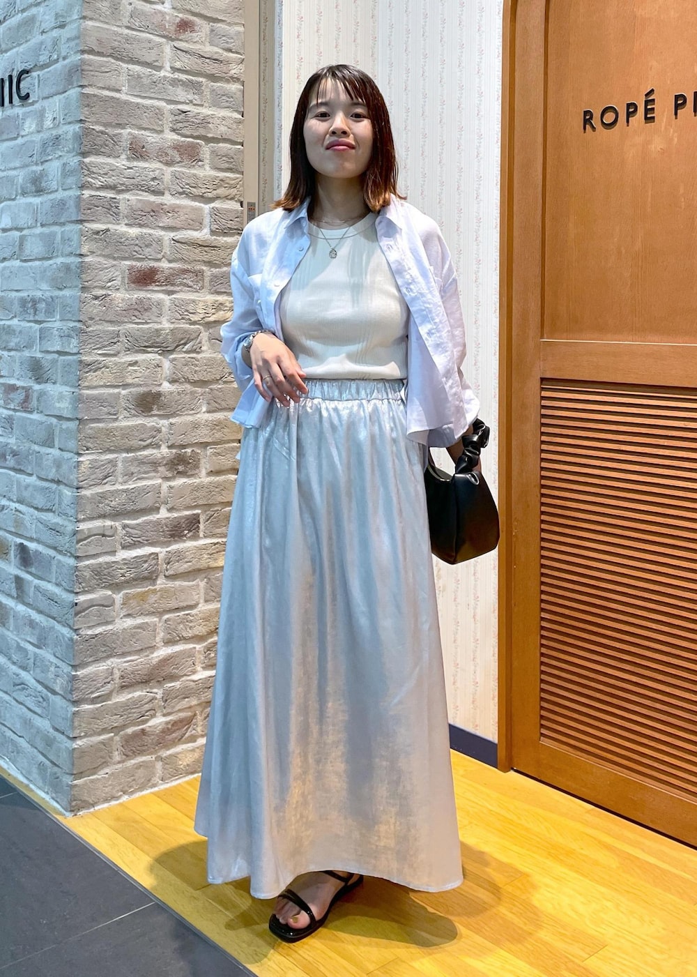 「ブルー、ロング、ライトブルー、フレアスカート、ウエストゴム、ストラップ、ストラップサンダル、フラット、夏コーデ、デートコーデ、お出かけコーデ、旅行コーデ、女子会コーデ、雨の日コーデ、大人カジュアル」|「ROPE' PICNICのスキニーストラップフラットサンダル(サンダル、ブラック系)」を使った、Yuriさん(レディース・159cm)の夏コーディネートの10枚目の写真