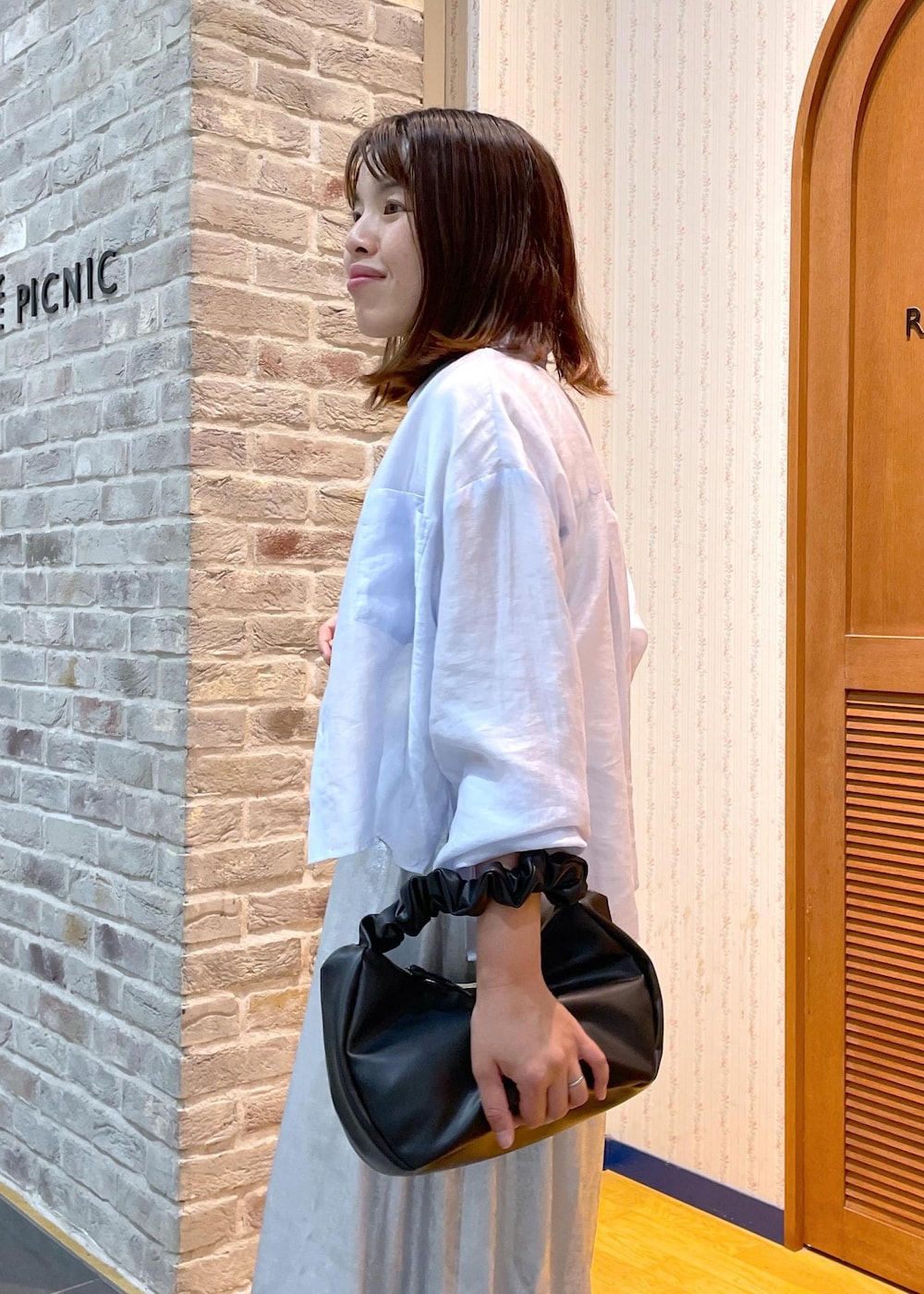 「ブルー、ロング、ライトブルー、フレアスカート、ウエストゴム、ストラップ、ストラップサンダル、フラット、夏コーデ、デートコーデ、お出かけコーデ、旅行コーデ、女子会コーデ、雨の日コーデ、大人カジュアル」|「ROPE' PICNICのスキニーストラップフラットサンダル(サンダル、ブラック系)」を使った、Yuriさん(レディース・159cm)の夏コーディネートの6枚目の写真