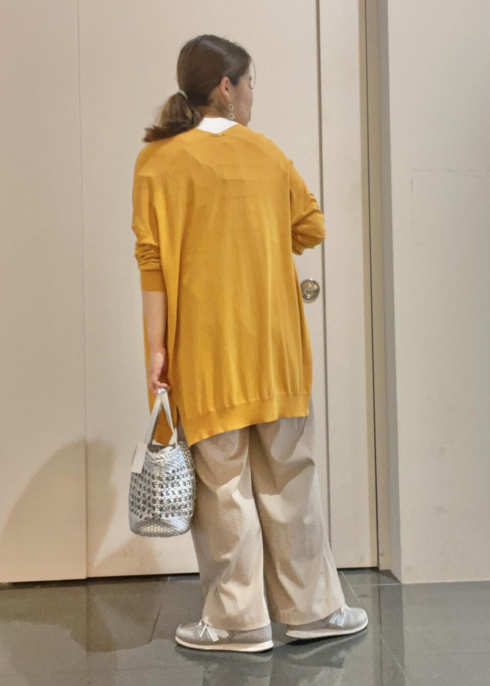 「レイヤードスタイル、シンプルコーデ、休日スタイル、夏コーデ、お出掛け、お出掛けコーデ、お買い物、お買い物コーデ、BBQ、BBQコーデ、カーディガン、オレンジ、スニーカー、ニューバランス、new balance」｜「ROPE' PICNICの【WEB限定カラー:クリーム】Beauty knit/ハーフスリーブニットプルオーバー（ニット/セーター、ホワイト系）」を使った、Yuriさん（レディース・159cm）の春コーディネートの3枚目の写真