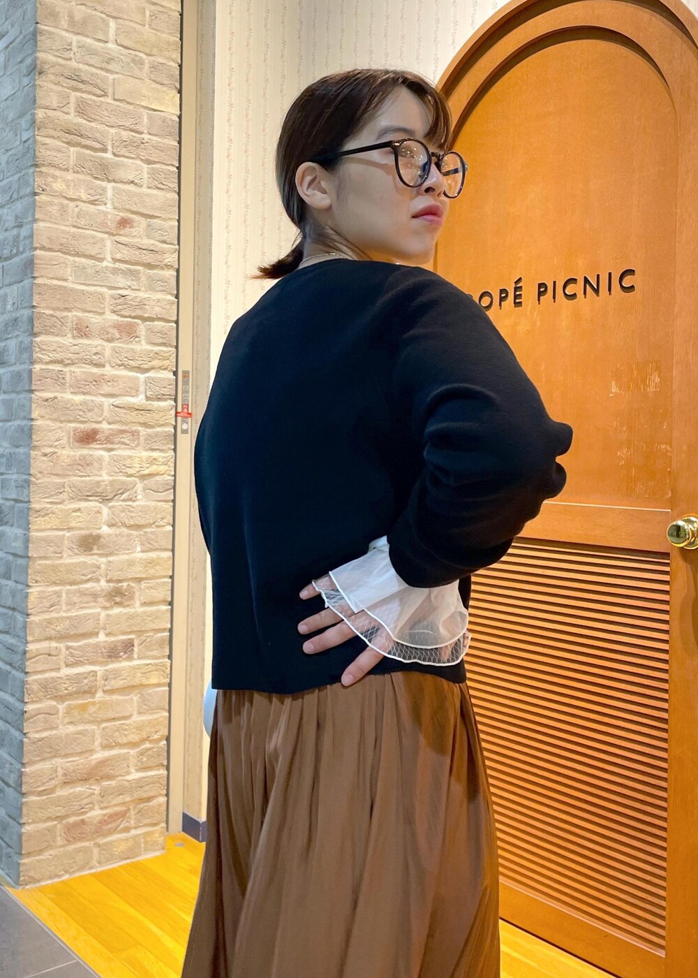 「コンパクト丈、リブニット、チュール、スカーチョ、秋カラー、秋カラーコーデ、ミュール、グリッター、ミニバッグ、休日コーデ、休日スタイル、秋コーデ、デートコーデ、お出かけコーデ、女子会コーデ」｜「ROPE' PICNICの袖ラメシアー＆袖チュールプルオーバー（ニット/セーター、グレー系）」を使った、Yuriさん（レディース・159cm）の秋コーディネートの6枚目の写真