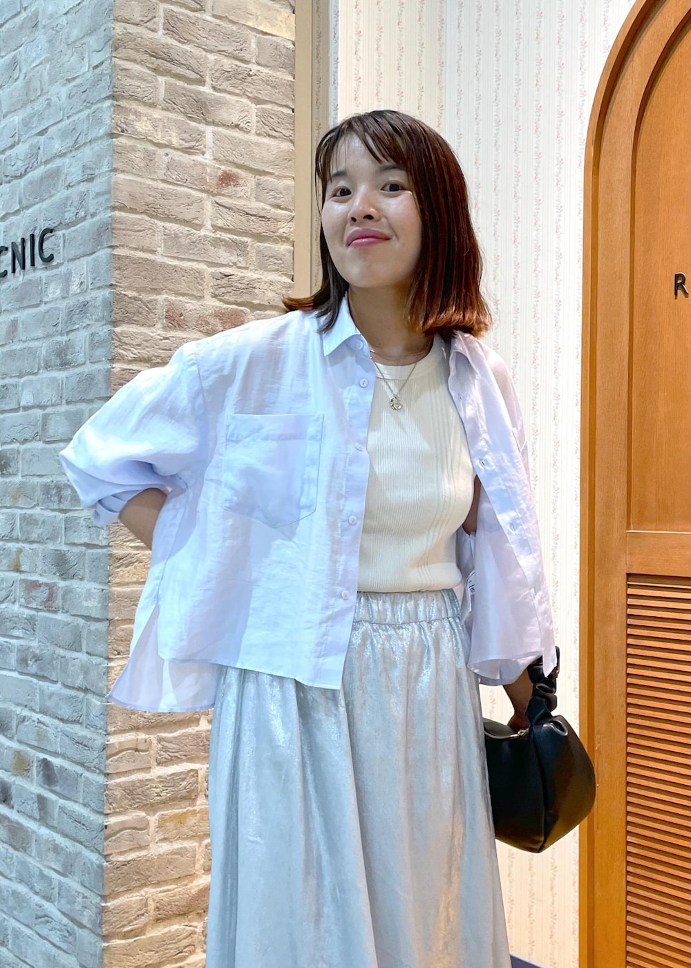 「ブルー、ロング、ライトブルー、フレアスカート、ウエストゴム、ストラップ、ストラップサンダル、フラット、夏コーデ、デートコーデ、お出かけコーデ、旅行コーデ、女子会コーデ、雨の日コーデ、大人カジュアル」|「ROPE' PICNICのスキニーストラップフラットサンダル(サンダル、ブラック系)」を使った、Yuriさん(レディース・159cm)の夏コーディネートの5枚目の写真