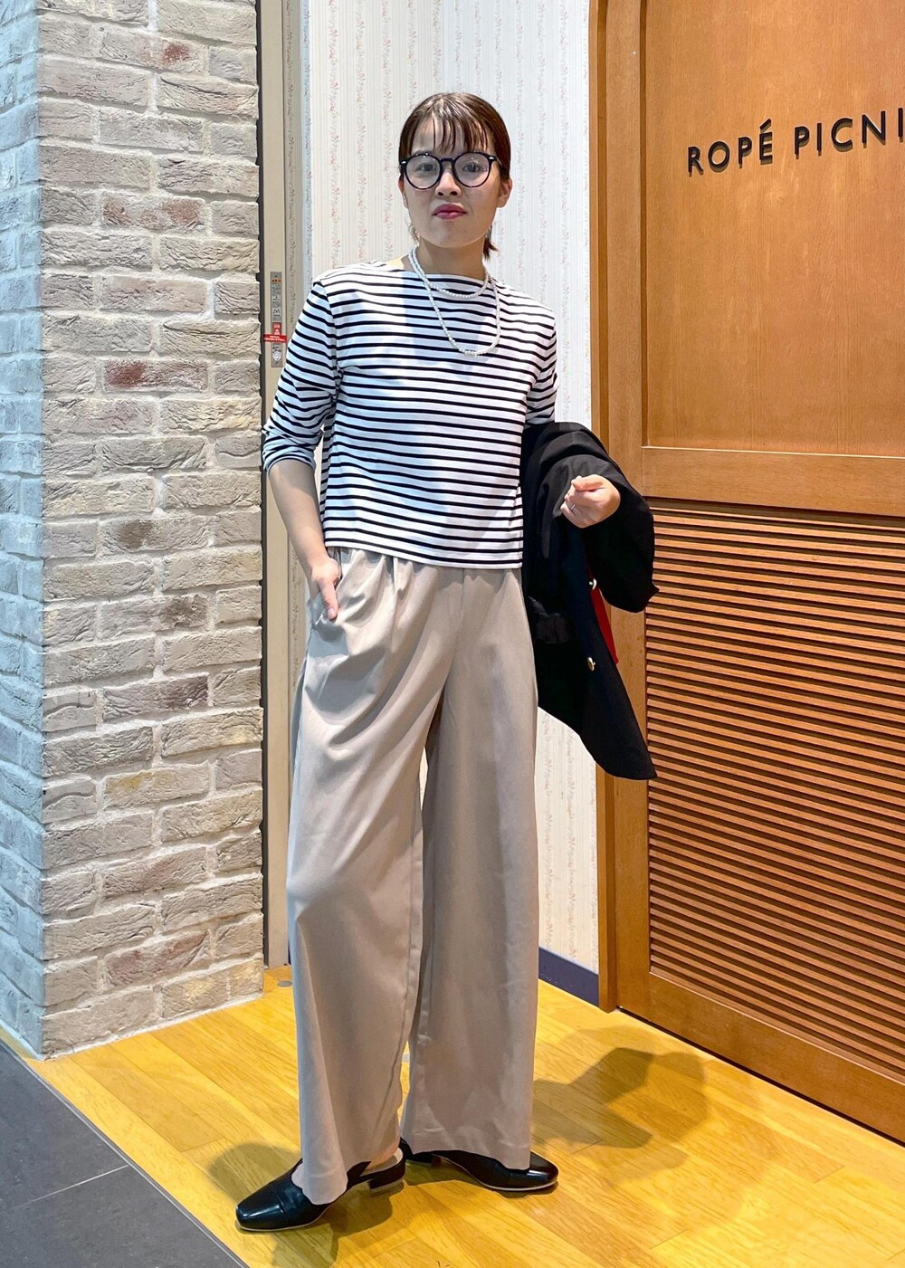 「ジャケットコーデ、ボーダートップス、ワイドパンツ、イージーパンツ、ミュール、ハンドバッグ、洗えるバッグ、カラーバッグ、カットソー、ボーダー、初秋コーデ、秋コーデ、お仕事コーデ、お出かけコーデ、女子会コーデ」|「ROPE' PICNICの細ボーダー天竺トップス/リンクコーデ(Tシャツ/カットソー、ホワイト系)」を使った、Yuriさん(レディース・159cm)の秋コーディネートの10枚目の写真