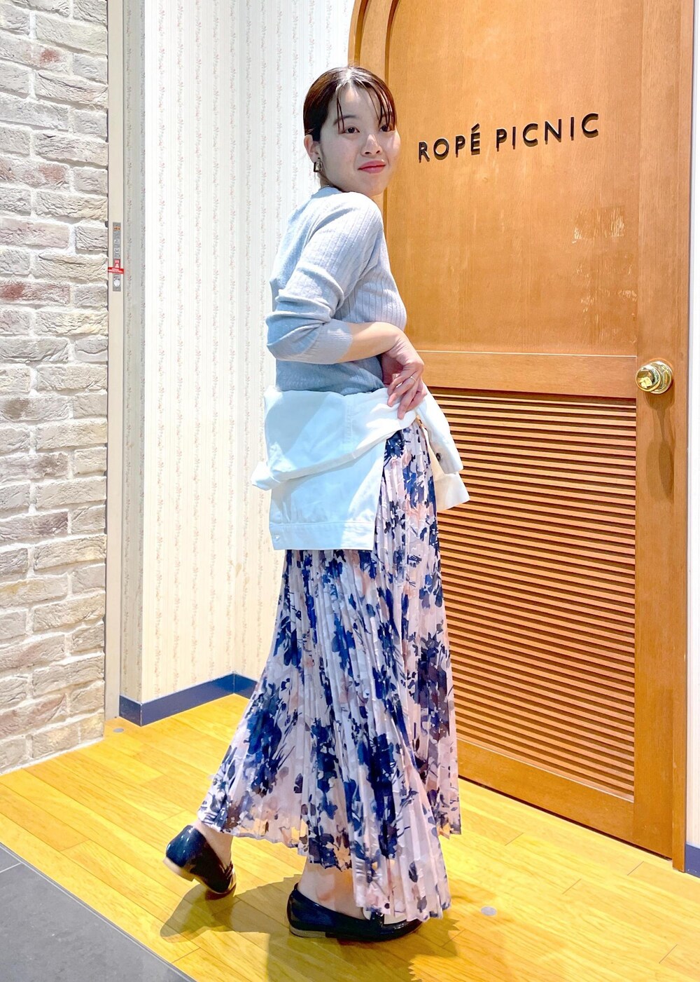 「大人カジュアル、きれいめカジュアル、春コーデ、デート、デートコーデ、お出かけ、お出かけコーデ、休日スタイル、ラメニット、ニット、デニム、デニムコーデ、デニムジャケット、ホワイトデニム、花柄」｜「ROPE' PICNICの花柄ジャガードプリーツスカート（スカート、ピンク系）」を使った、Yuriさん（レディース・159cm）の冬コーディネートの4枚目の写真