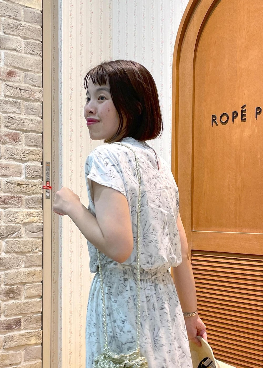 「花柄ワンピース、ワンピースコーデ、休日スタイル、休日コーデ、ホワイト、ロング、花柄、総柄、ウエストマーク、ストラップ、ストラップサンダル、フラット、夏コーデ、デートコーデ、お出かけコーデ」｜「ROPE' PICNICの細編みつば広サイドリボンハット（ハット、ベージュ系）」を使った、Yuriさん（レディース・159cm）の夏コーディネートの5枚目の写真