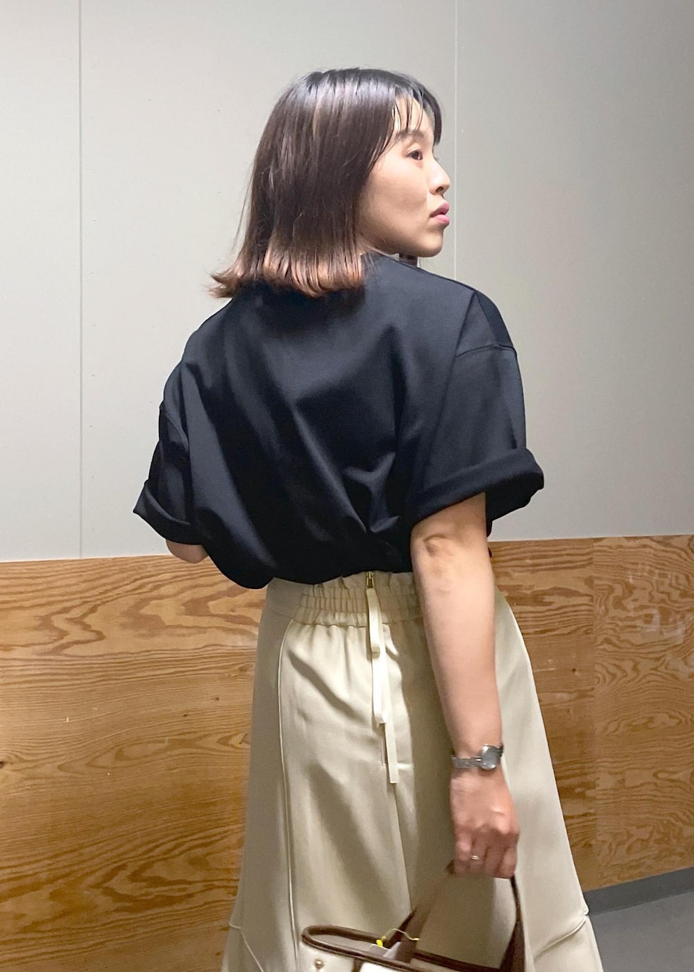 「Tシャツ、ロゴ、半袖、クルーネック、グラフィック、英字、ロング、フレア、フレアスカート、フラット、ローヒール、ペタンコ、夏コーデ、初秋コーデ、デートコーデ」｜「ROPE' PICNICのキャンバスコンビミドルトート＆ショルダーバッグ（トートバッグ、ホワイト系）」を使った、Yuriさん（レディース・159cm）の夏コーディネートの7枚目の写真