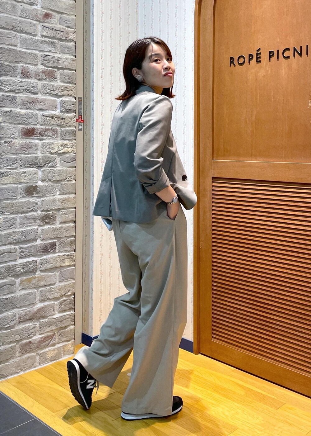 「大人カジュアル、きれいめカジュアル、夏コーデ、初夏コーデ、お出かけ、お出かけコーデ、ジャケット、ジャケットコーデ、麻調ジャケット、ニット、ニットタンク、メタルヤーンニット、メタルヤーン、タンクトップ、ワイドパンツ」|「ROPE' PICNICのメタルライクヤーンニットインナー(タンクトップ、ブラック系)」を使った、Yuriさん(レディース・159cm)の春コーディネートの4枚目の写真