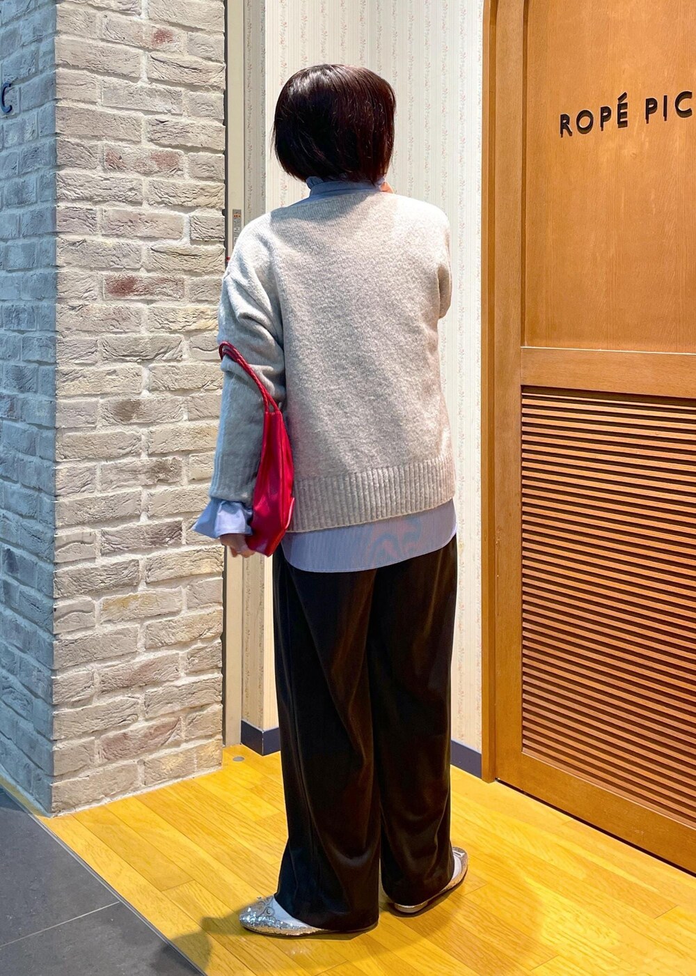 「ニットコーデ、もちふわニット、ボートネックニット、機能性ニット、シャツコーデ、フリルシャツ、ストライプシャツ、ストライプ、ワイドパンツ、イージーワイドパンツ、コーデュロイパンツ、フラットシューズ、ペタンコシューズ、グリッターシューズ、グリッター」|「ROPE' PICNICの【新色追加】洗えるメッシュハンドルミドルトートバッグ(トートバッグ、レッド系)」を使った、Yuriさん(レディース・159cm)の冬コーディネートの3枚目の写真