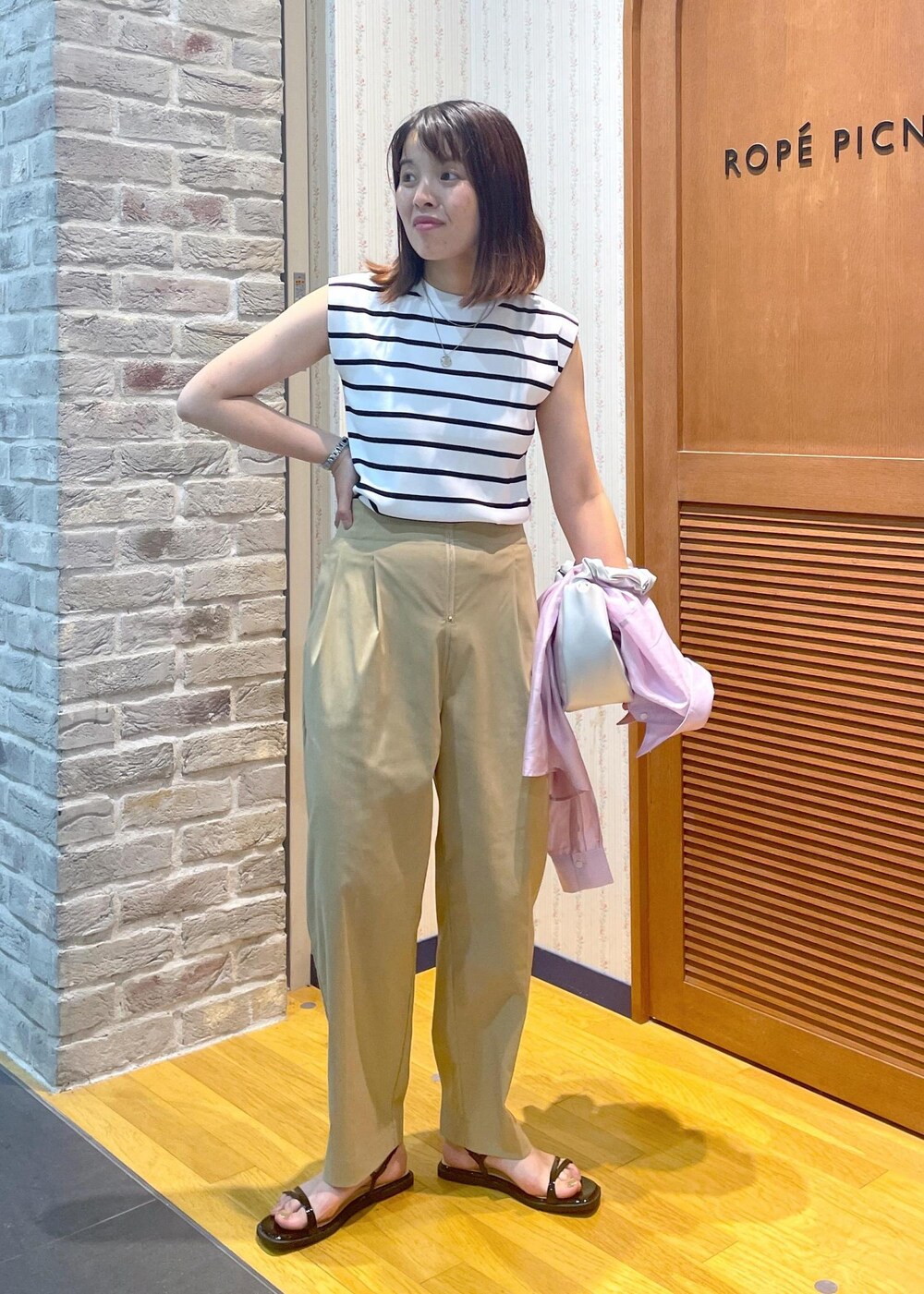 「シアー、シアーシャツ、サマーニット、接触冷感、テーパードパンツ、ハイウエスト、ピンク、シャツ、プルオーバー、クルーネック、ボーダー、センタープレス、フラット、ペタンコ、夏コーデ」|「ROPE' PICNICのスキニーストラップフラットサンダル(サンダル、ブラック系)」を使った、Yuriさん(レディース・159cm)の夏コーディネートの7枚目の写真