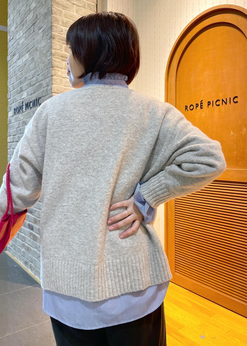 「ニットコーデ、もちふわニット、ボートネックニット、機能性ニット、シャツコーデ、フリルシャツ、ストライプシャツ、ストライプ、ワイドパンツ、イージーワイドパンツ、コーデュロイパンツ、フラットシューズ、ペタンコシューズ、グリッターシューズ、グリッター」|「ROPE' PICNICの【新色追加】洗えるメッシュハンドルミドルトートバッグ(トートバッグ、レッド系)」を使った、Yuriさん(レディース・159cm)の冬コーディネートの8枚目の写真