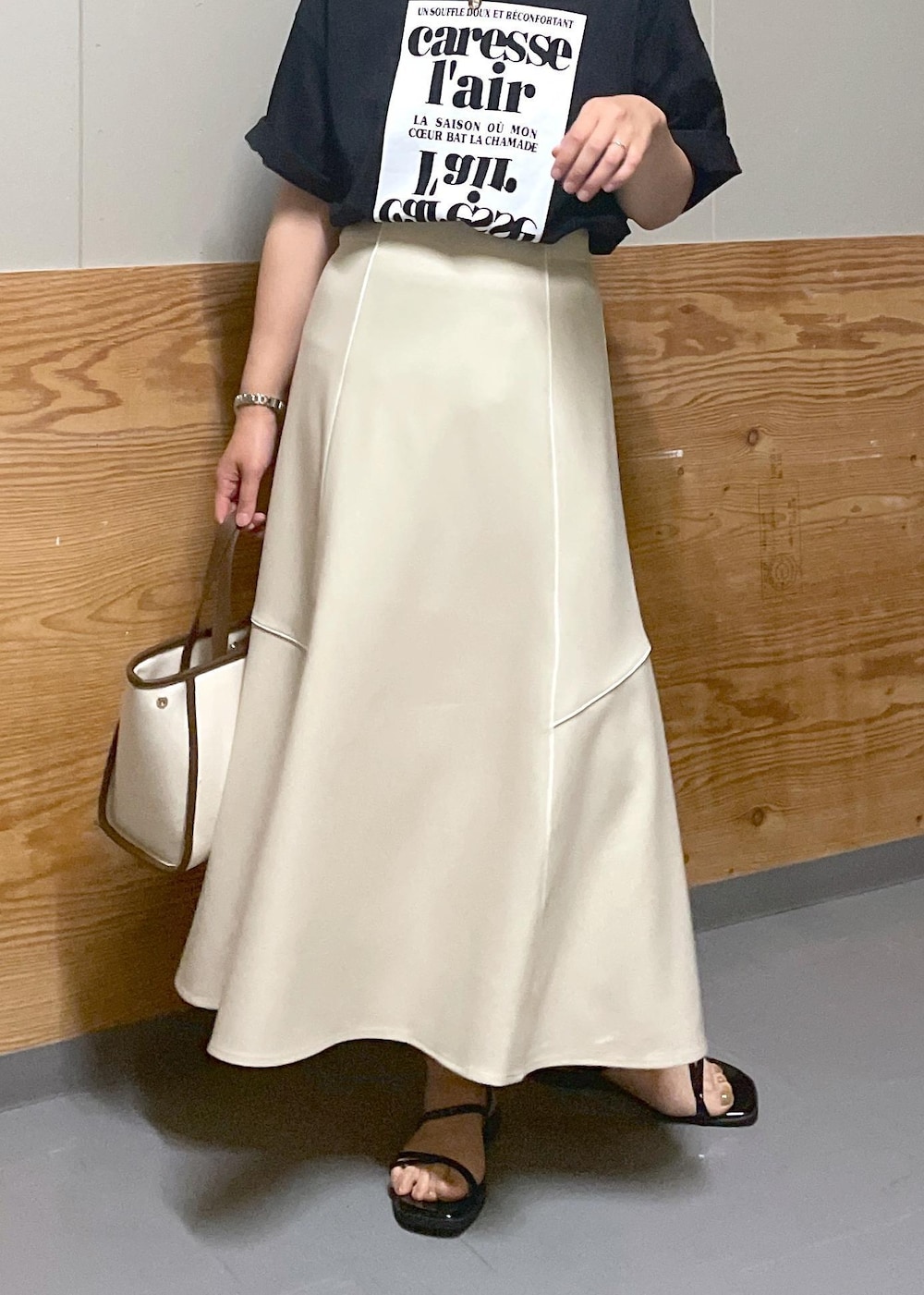 「Tシャツ、ロゴ、半袖、クルーネック、グラフィック、英字、ロング、フレア、フレアスカート、フラット、ローヒール、ペタンコ、夏コーデ、初秋コーデ、デートコーデ」｜「ROPE' PICNICのキャンバスコンビミドルトート＆ショルダーバッグ（トートバッグ、ホワイト系）」を使った、Yuriさん（レディース・159cm）の夏コーディネートの8枚目の写真