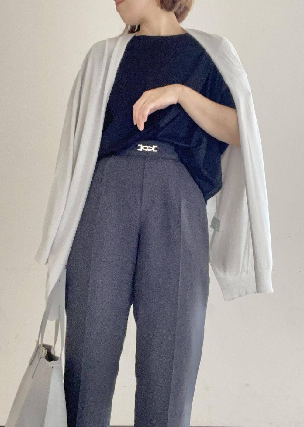 「きれいめ、きれいめカジュアル、オフィス、オフィスカジュアル、通勤、通勤コーデ、tシャツ、tシャツコーデ、夏コーデ、夏服コーデ、夏服、テーパードパンツ、パンツスタイル、カーディガン、A4バッグ」｜「ROPE' PICNICのゴールドパーツバンザイスリーブカットソー（Tシャツ/カットソー、ブラック系）」を使った、Yuriさん（レディース・159cm）の夏コーディネートの3枚目の写真