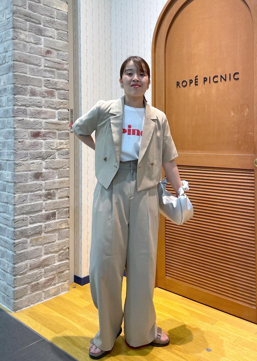 「大人カジュアル、トレンド、トレンドコーデ、夏コーデ、初夏コーデ、お出かけ、お出かけコーデ、セットアップ、セットアップコーデ、Tシャツ、ロゴTシャツ、ジャケット、クロップド丈ジャケット、麻調ジャケット、クロップド丈」｜「ROPE' PICNICのワニカンベルクロスニーカーサンダル（サンダル、ベージュ系）」を使った、Yuriさん（レディース・159cm）の春コーディネートの3枚目の写真
