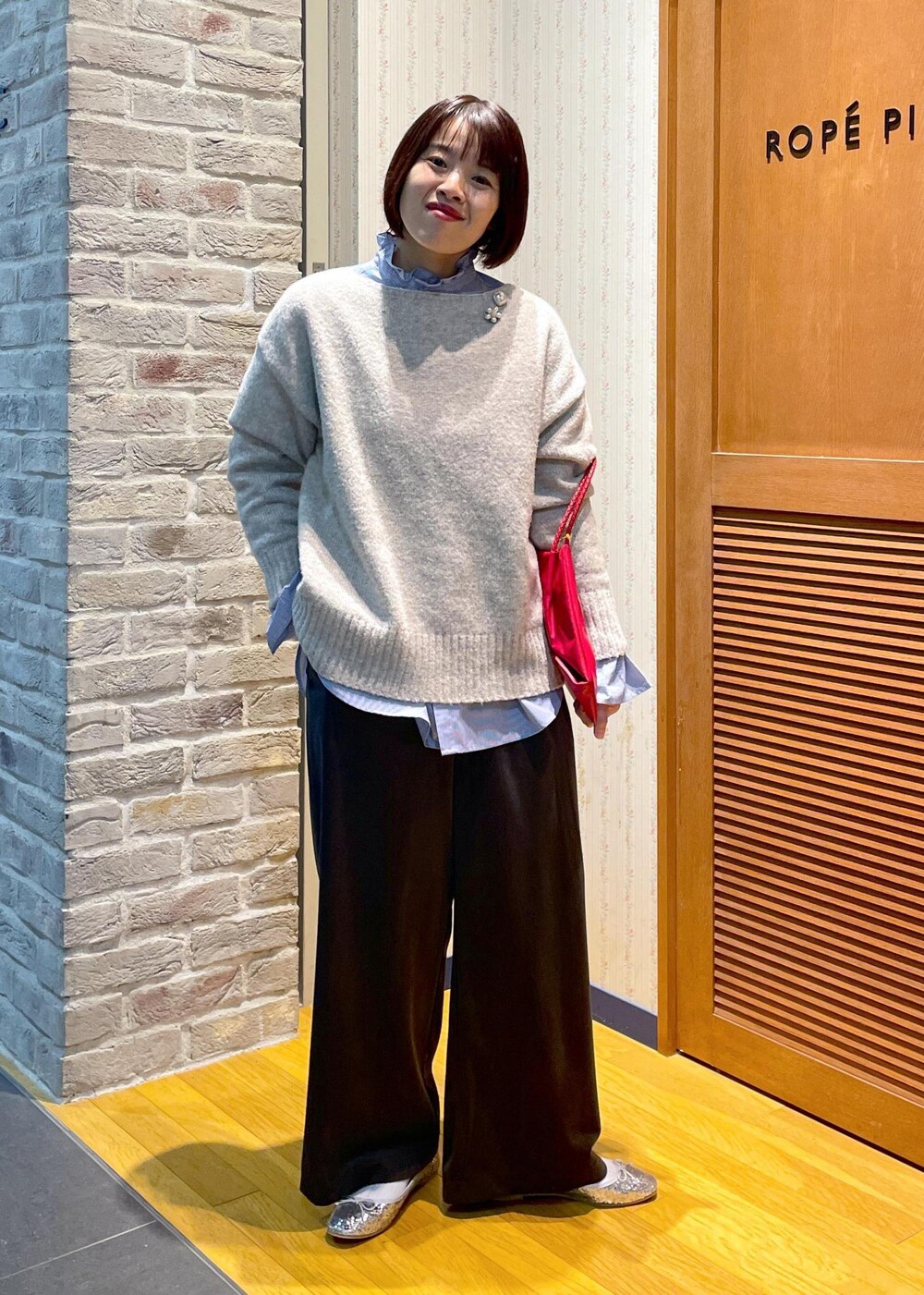 「ニットコーデ、もちふわニット、ボートネックニット、機能性ニット、シャツコーデ、フリルシャツ、ストライプシャツ、ストライプ、ワイドパンツ、イージーワイドパンツ、コーデュロイパンツ、フラットシューズ、ペタンコシューズ、グリッターシューズ、グリッター」|「ROPE' PICNICの【新色追加】洗えるメッシュハンドルミドルトートバッグ(トートバッグ、レッド系)」を使った、Yuriさん(レディース・159cm)の冬コーディネートの5枚目の写真