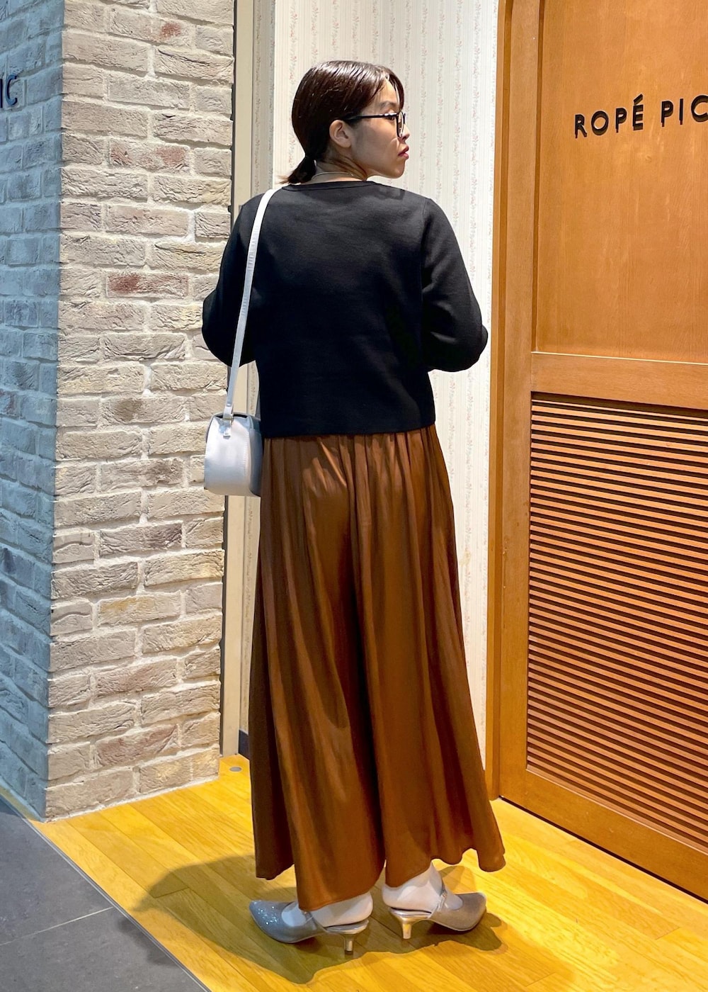 「コンパクト丈、リブニット、チュール、スカーチョ、秋カラー、秋カラーコーデ、ミュール、グリッター、ミニバッグ、休日コーデ、休日スタイル、秋コーデ、デートコーデ、お出かけコーデ、女子会コーデ」｜「ROPE' PICNICの袖ラメシアー＆袖チュールプルオーバー（ニット/セーター、グレー系）」を使った、Yuriさん（レディース・159cm）の秋コーディネートの3枚目の写真