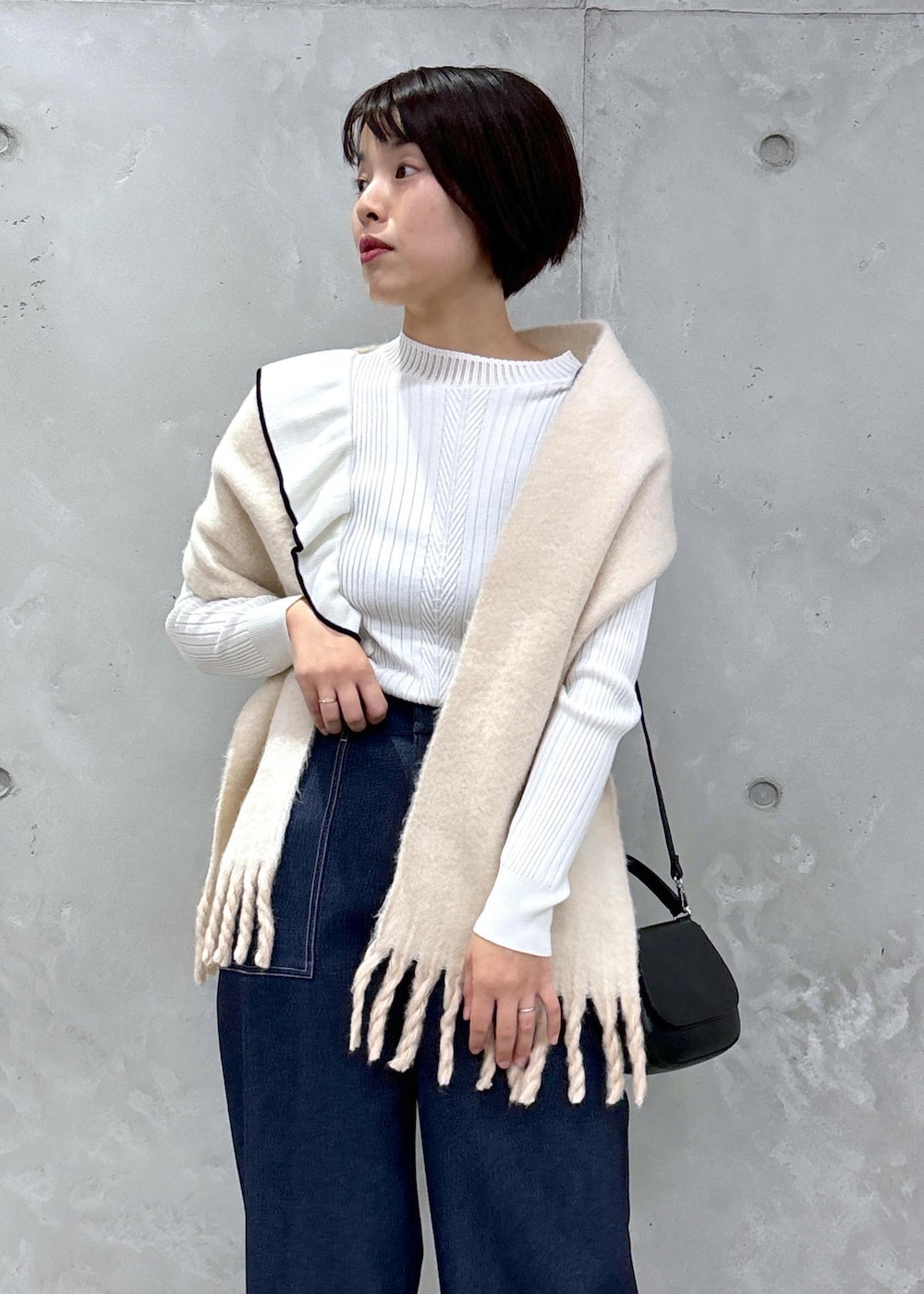 「ニットコーデ、フリルニット、ベイカーパンツ、コクーンパンツ、バブーシュ、ミニバッグ、ショルダーバッグ、マフラー、マフラーコーデ、休日スタイル、休日コーデ、秋コーデ、初冬コーデ、デートコーデ、お出かけコーデ」｜「ROPE' PICNICのランダムリブフリルニット配色プルオーバー/洗濯機OK（ニット/セーター、ホワイト系）」を使った、Yuriさん（レディース・159cm）の秋コーディネートの4枚目の写真