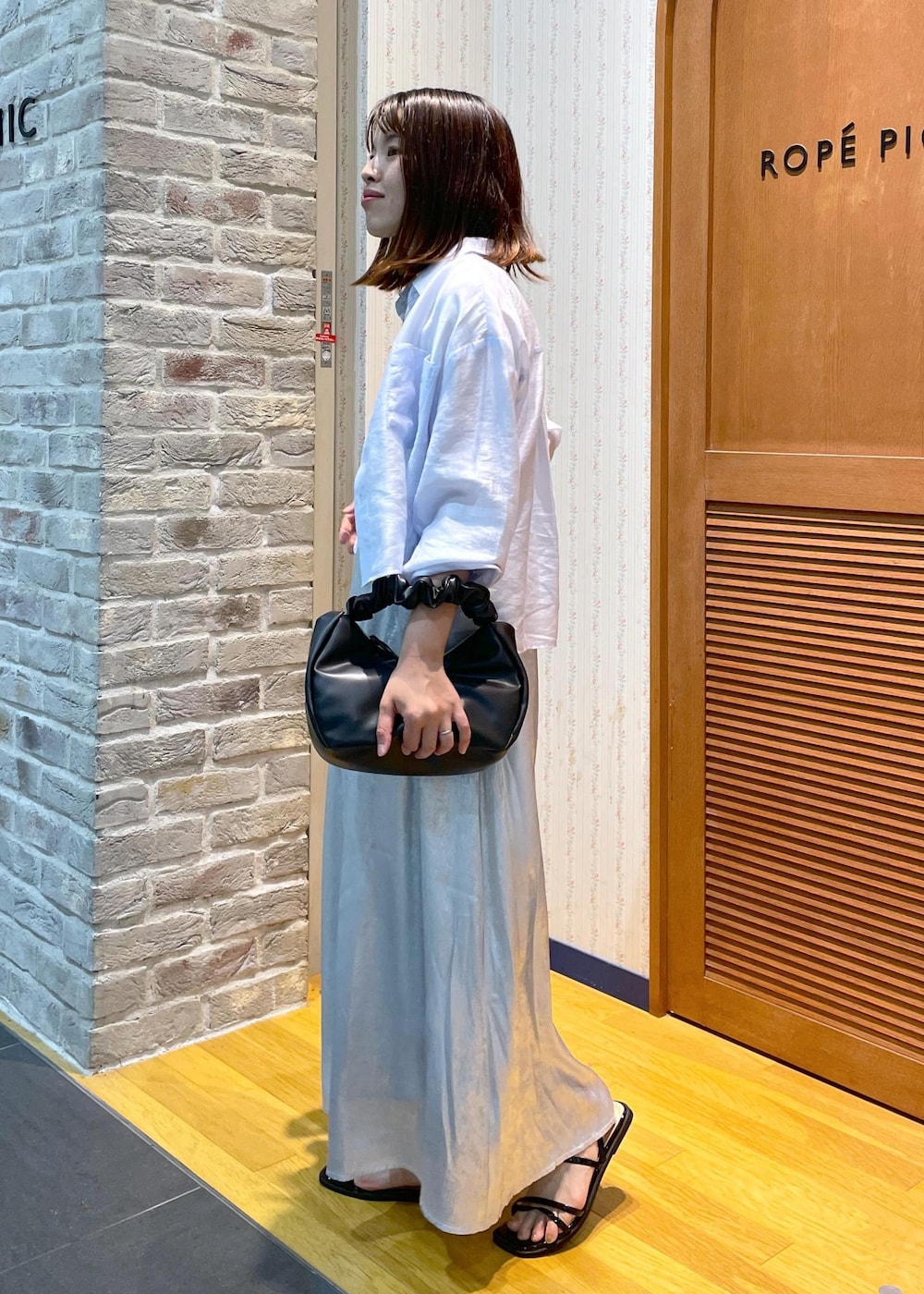 「ブルー、ロング、ライトブルー、フレアスカート、ウエストゴム、ストラップ、ストラップサンダル、フラット、夏コーデ、デートコーデ、お出かけコーデ、旅行コーデ、女子会コーデ、雨の日コーデ、大人カジュアル」|「ROPE' PICNICのスキニーストラップフラットサンダル(サンダル、ブラック系)」を使った、Yuriさん(レディース・159cm)の夏コーディネートの2枚目の写真