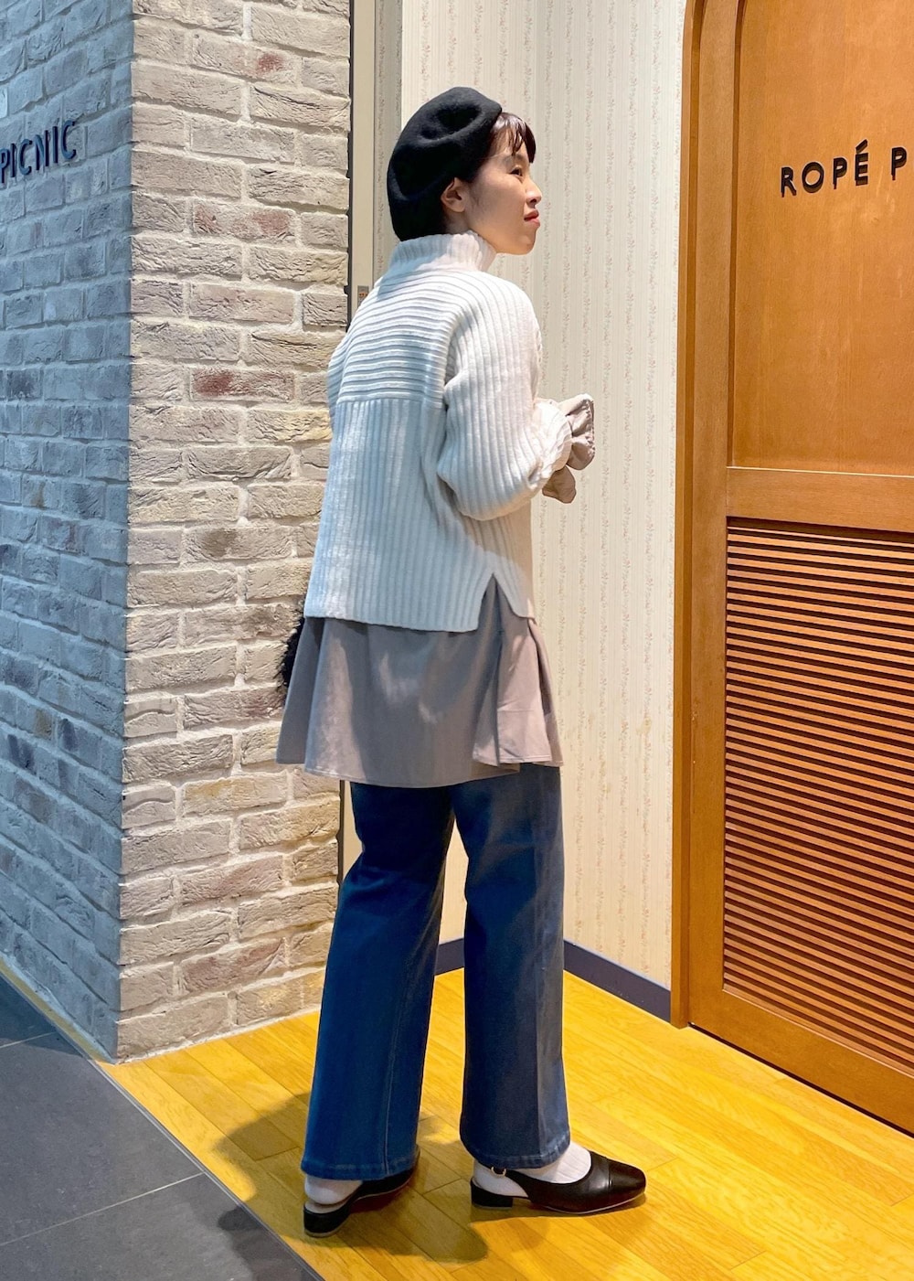 「ニットコーデ、リブ切替ニット、リブニット、ハイネックニット、白ニット、フリルブラウス、フリル、ブラウスコーデ、デニムコーデ、フレアデニム、ミュール、ハンドバッグ、ファーバッグ、ファー、ベレー帽」|「ROPE' PICNICの2WAY/フリルブラウス(シャツ/ブラウス、ブラウン系)」を使った、Yuriさん(レディース・159cm)の秋コーディネートの4枚目の写真