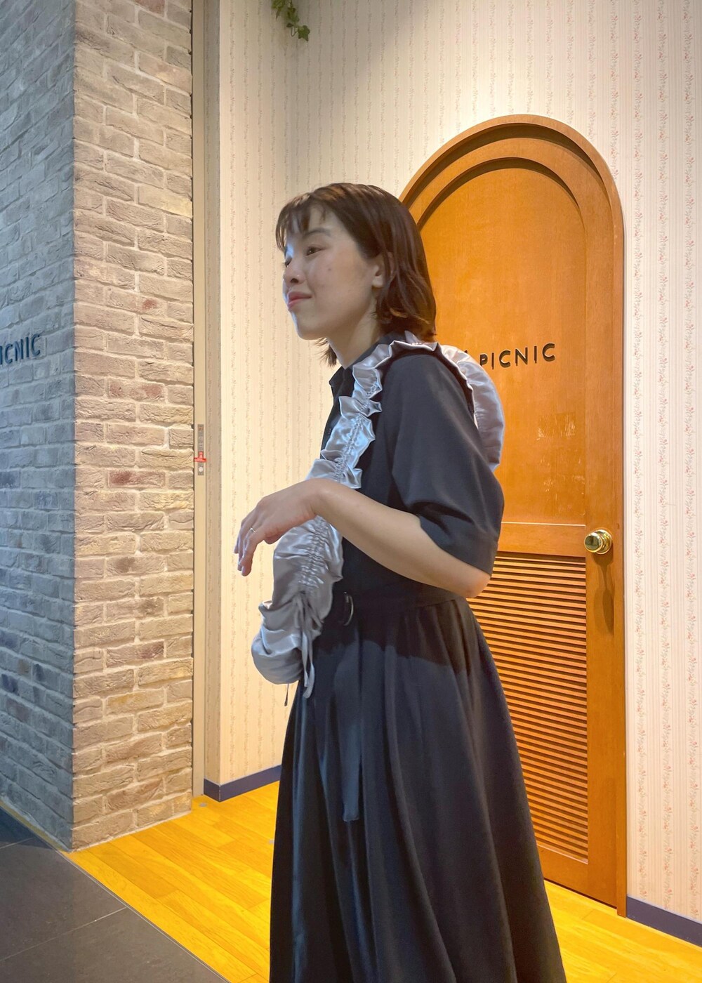 「休日スタイル、休日コーデ、デニムコーデ、カラーデニム、フレアデニム、ワンピースコーデ、夏コーデ、初秋コーデ、お出かけコーデ、旅行コーデ、推し活コーデ、大人カジュアル、レイヤード、体型カバー、カジュアルコーデ」｜「ROPE' PICNICのシャーリングフリルショルダーバッグ（ショルダーバッグ、グレー系）」を使った、Yuriさん（レディース・159cm）の夏コーディネートの7枚目の写真