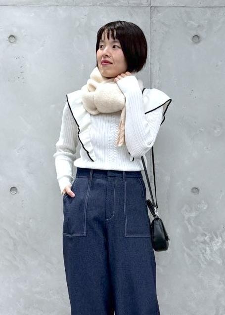 「ニットコーデ、フリルニット、ベイカーパンツ、コクーンパンツ、バブーシュ、ミニバッグ、ショルダーバッグ、マフラー、マフラーコーデ、休日スタイル、休日コーデ、秋コーデ、初冬コーデ、デートコーデ、お出かけコーデ」｜「ROPE' PICNICのランダムリブフリルニット配色プルオーバー/洗濯機OK（ニット/セーター、ホワイト系）」を使った、Yuriさん（レディース・159cm）の秋コーディネートの7枚目の写真