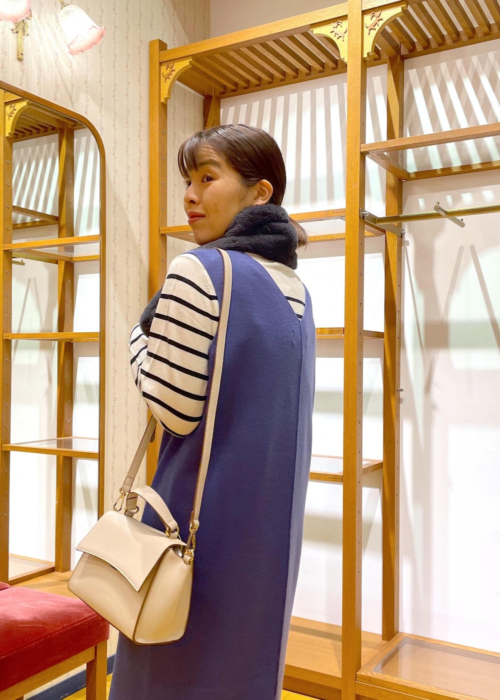「大人カジュアル、きれいめカジュアル、お出かけコーデ、イベントコーデ、忘年会コーデ、新年会コーデ、年末年始、帰省、帰省コーデ、ジャンスカ、ニットジャンスカ、ジャンパースカート、ショルダーバッグ、きれいめバッグ、ファー」｜「ROPE' PICNICのニットジャンパースカート/洗濯機OK・アンチピリング（ジャンパースカート、ブルー系）」を使った、Yuriさん（レディース・159cm）の冬コーディネートの4枚目の写真