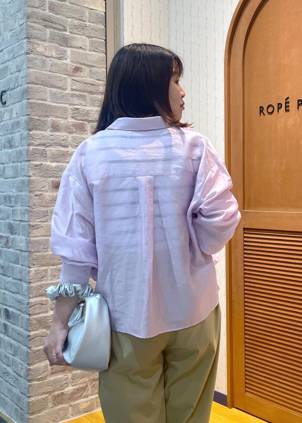 「シアー、シアーシャツ、サマーニット、接触冷感、テーパードパンツ、ハイウエスト、ピンク、シャツ、プルオーバー、クルーネック、ボーダー、センタープレス、フラット、ペタンコ、夏コーデ」|「ROPE' PICNICのスキニーストラップフラットサンダル(サンダル、ブラック系)」を使った、Yuriさん(レディース・159cm)の夏コーディネートの6枚目の写真