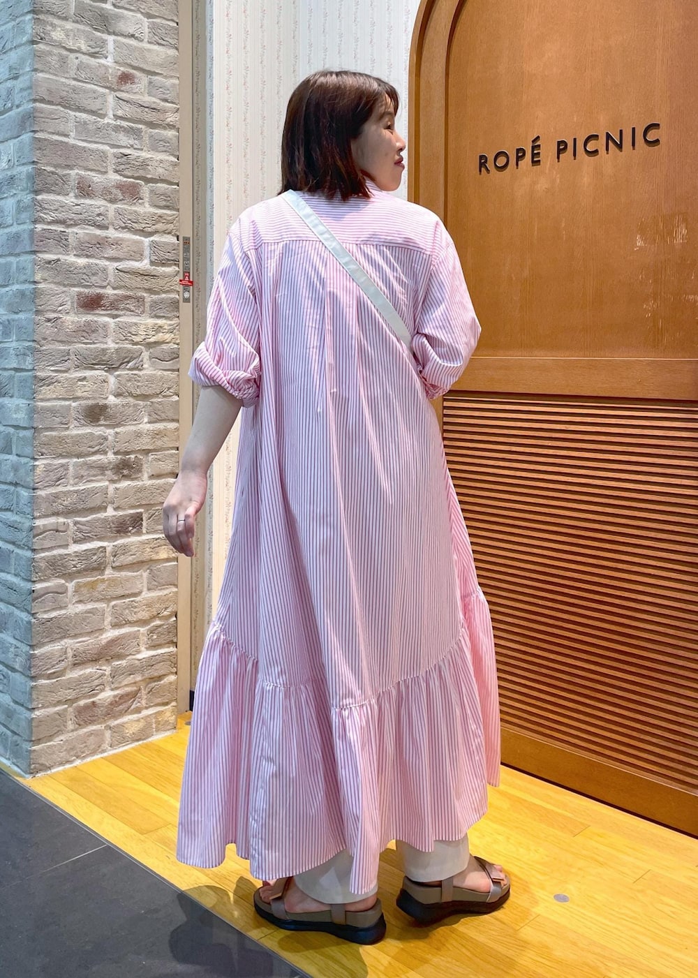 「大人カジュアル、ラフコーデ、お出かけ、お出かけコーデ、休日スタイル、春コーデ、初夏コーデ、春カラー、ワンピース、ワンピースコーデ、シャツワンピース、ストライプシャツ、ストライプ、ロゴTシャツ、ワイドパンツ」｜「ROPE' PICNICのワニカンベルクロスニーカーサンダル（サンダル、ベージュ系）」を使った、Yuriさん（レディース・159cm）の春コーディネートの3枚目の写真