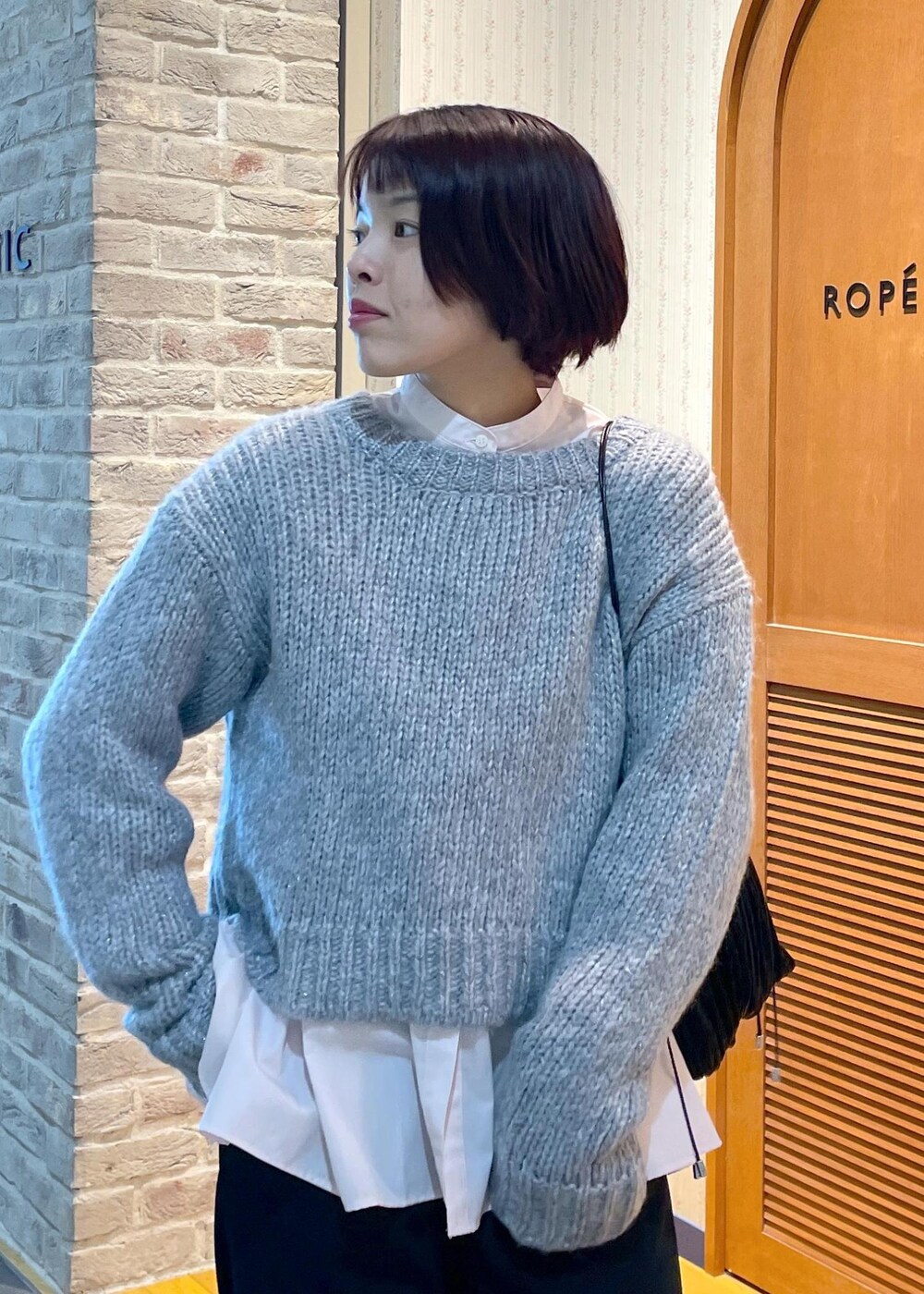 イエロー系のムートンコート、ブラック系のその他パンツ、グレー系のパンプスを着用したレディースの冬コーディネートの10枚目の写真