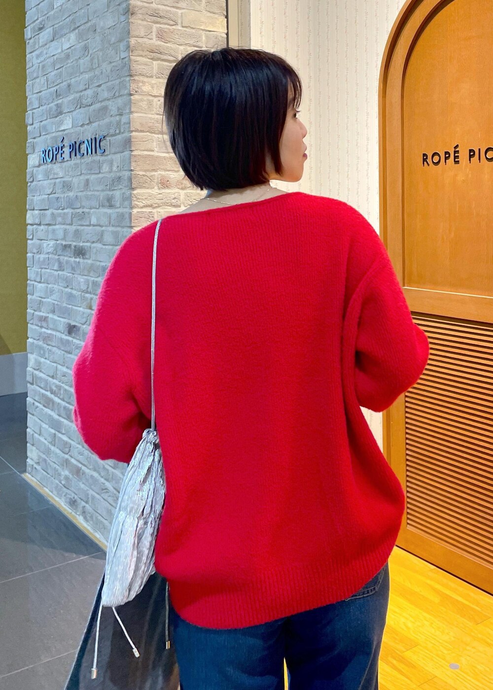 「ニットコーデ、カラーニットコーデ、カラーニット、赤ニット、赤ニットコーデ、もちふわニット、Vネックニット、デニムコーデ、フレアデニム、アンクルブーティ、ワンショルバッグ、シャーリングバッグ、メタリックバッグ、メタリック、ストールコーデ」|「ROPE' PICNICの【WEB限定カラー:ライトグレー】洗濯機OK/もちふわVネックニットプルオーバー(ニット/セーター、レッド系)」を使った、Yuriさん(レディース・159cm)の冬コーディネートの7枚目の写真
