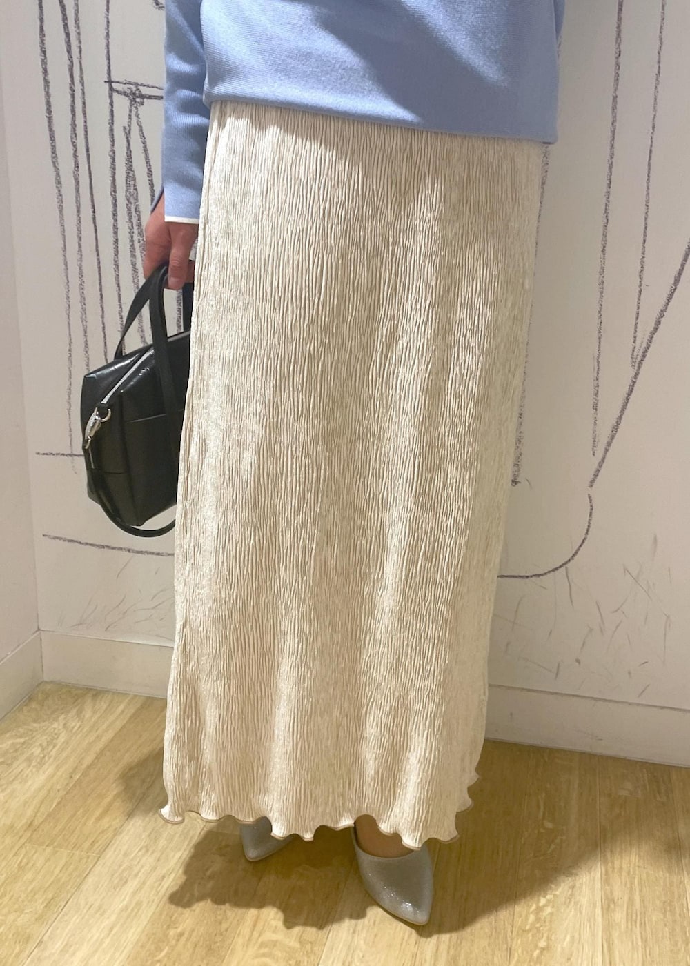「ニットコーデ、春カラーニット、ドルマンニット、ブルーニット、ベロアスカート、アイラインスカート、ロングスカート、ミュール、グリッターミュール、グリッターカラー、ハンドバッグ、パールネックレス、きれいめカジュアル、きれいめカジュアルコーデ、春コーデ」｜「ROPE' PICNICのグリッター&グロススムースミュール（パンプス、シルバー系）」を使った、Yuriさん（レディース・159cm）の冬コーディネートの7枚目の写真