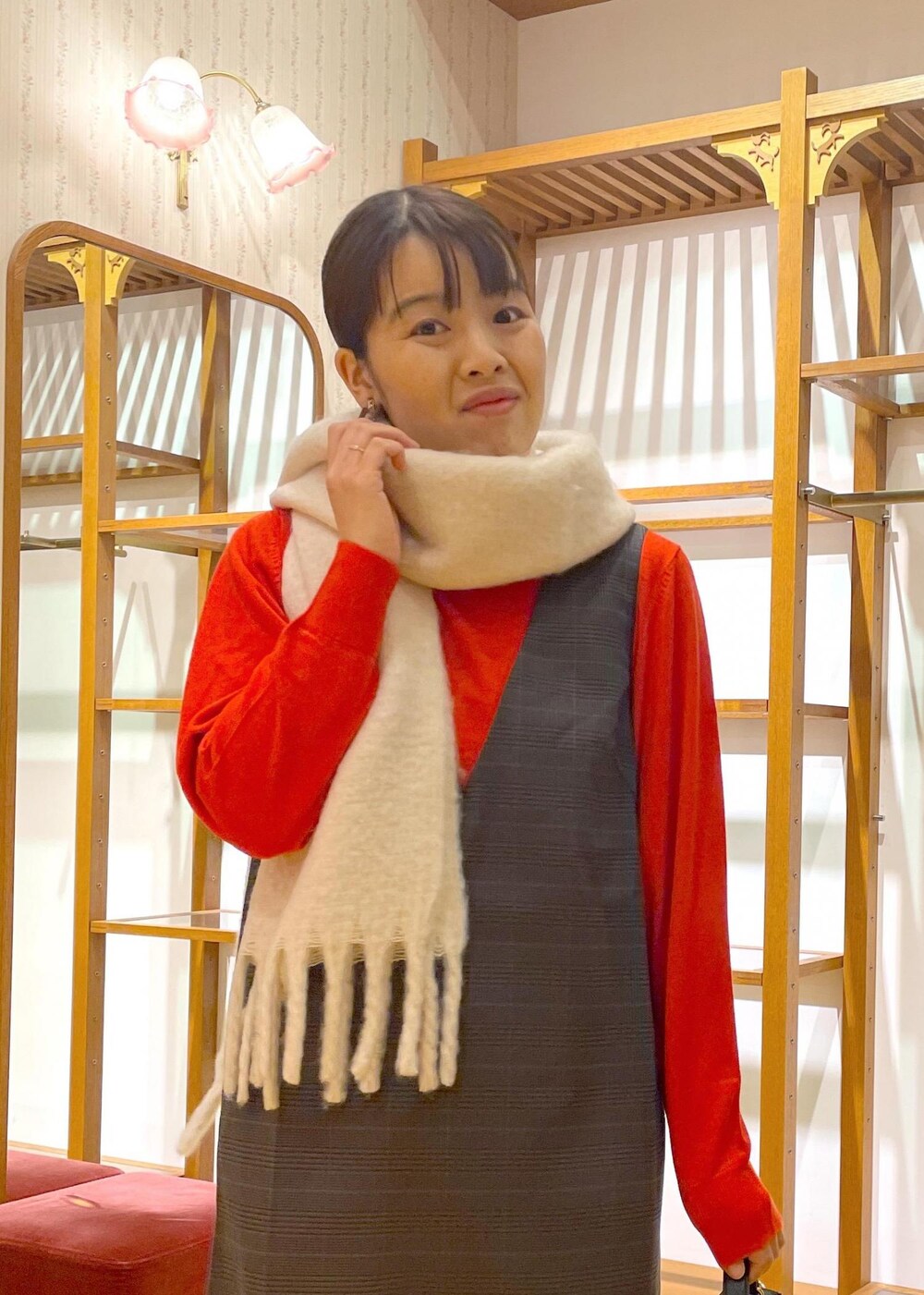 「大人カジュアル、きれいめカジュアル、きれいめコーデ、甘めコーデ、甘めカジュアル、お出かけコーデ、休日スタイル、冬コーデ、帰省、帰省コーデ、年末年始、ニット、タートルネックニット、タートルネック、カラーニット」｜「ROPE' PICNICのソフトストレッチブーツ（ブーツ、ブラック系）」を使った、Yuriさん（レディース・159cm）の冬コーディネートの4枚目の写真