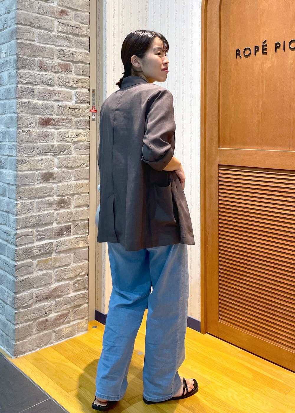「デニムコーデ、カーブデニム、休日スタイル、休日コーデ、ブラウン、ジャケット、オーバーサイズ、テーラード、デニム、ライトブルー、フラット、ペタンコ、夏コーデ、初秋コーデ、お出かけコーデ」｜「ROPE' PICNICの10mmスムースくるみビットバックルスライドベルト（ベルト、ブラウン系）」を使った、Yuriさん（レディース・159cm）の夏コーディネートの3枚目の写真