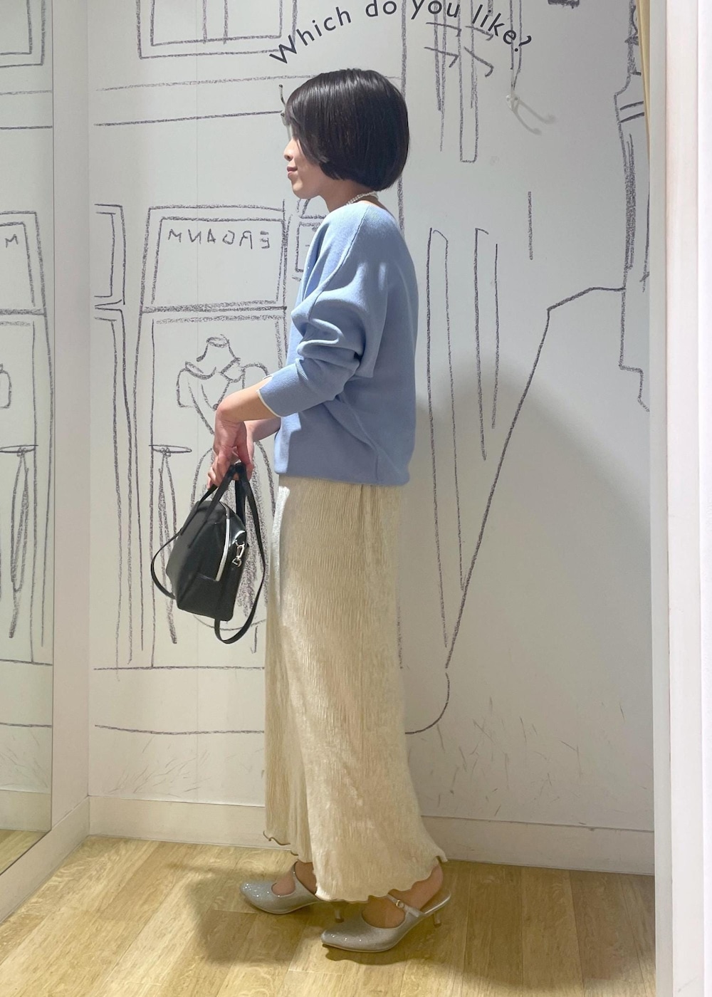 「ニットコーデ、春カラーニット、ドルマンニット、ブルーニット、ベロアスカート、アイラインスカート、ロングスカート、ミュール、グリッターミュール、グリッターカラー、ハンドバッグ、パールネックレス、きれいめカジュアル、きれいめカジュアルコーデ、春コーデ」｜「ROPE' PICNICのグリッター&グロススムースミュール（パンプス、シルバー系）」を使った、Yuriさん（レディース・159cm）の冬コーディネートの2枚目の写真