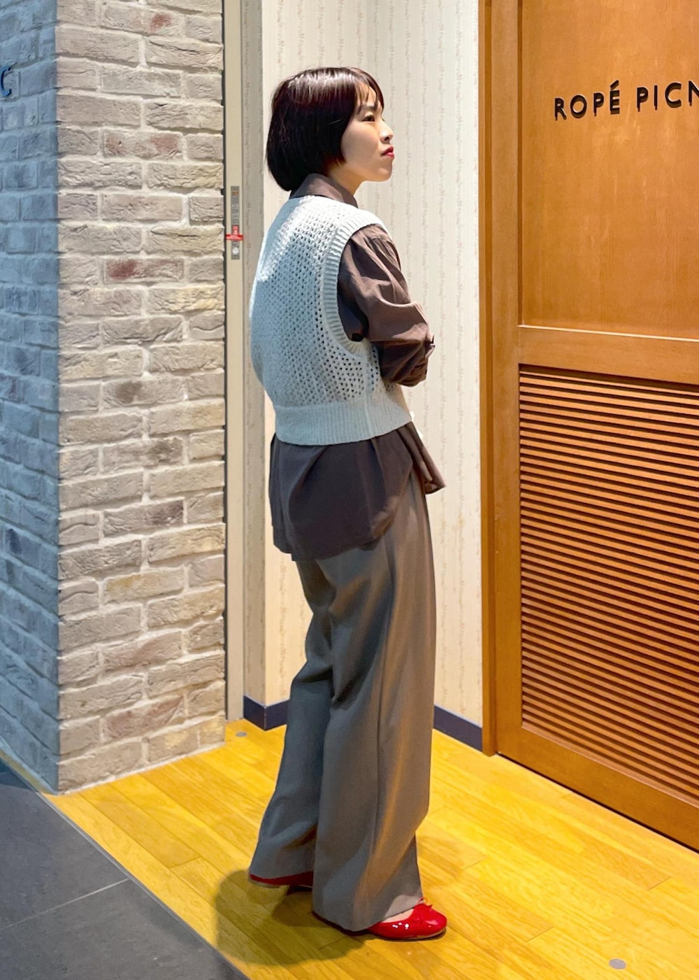 「シャツコーデ、綿ボイルシャツ、ブラウンシャツ、ニットベスト、ラメニットベスト、ワイドパンツ、フラットシューズ、フリルバッグ、チェーンショルダーバッグ、きれいめカジュアル、きれいめカジュアルコーデ、休日コーデ、休日スタイル、春コーデ、お出かけコーデ」｜「ROPE' PICNICの透かし編みラメニットベスト（ベスト、ホワイト系）」を使った、Yuriさん（レディース・159cm）の冬コーディネートの4枚目の写真