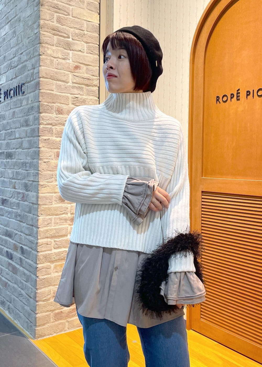 「ニットコーデ、リブ切替ニット、リブニット、ハイネックニット、白ニット、フリルブラウス、フリル、ブラウスコーデ、デニムコーデ、フレアデニム、ミュール、ハンドバッグ、ファーバッグ、ファー、ベレー帽」|「ROPE' PICNICの2WAY/フリルブラウス(シャツ/ブラウス、ブラウン系)」を使った、Yuriさん(レディース・159cm)の秋コーディネートの5枚目の写真