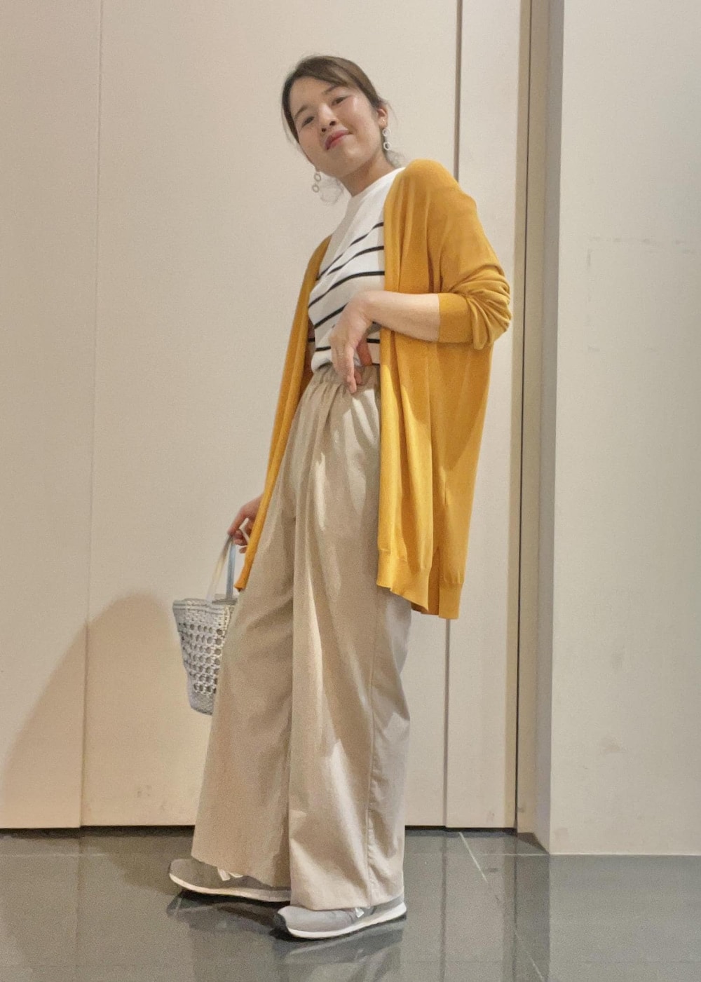 「レイヤードスタイル、シンプルコーデ、休日スタイル、夏コーデ、お出掛け、お出掛けコーデ、お買い物、お買い物コーデ、BBQ、BBQコーデ、カーディガン、オレンジ、スニーカー、ニューバランス、new balance」｜「ROPE' PICNICの【WEB限定カラー:クリーム】Beauty knit/ハーフスリーブニットプルオーバー（ニット/セーター、ホワイト系）」を使った、Yuriさん（レディース・159cm）の春コーディネートの2枚目の写真