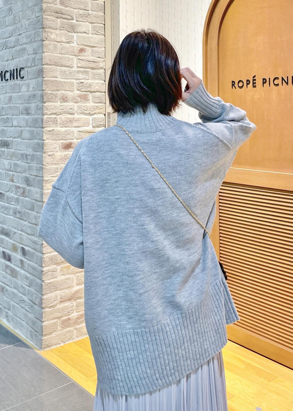 「ニットコーデ、ハイネックニット、オーバーサイズニット、グレーニット、グレーニットコーデ、ロングスカート、プリーツスカート、着丈が選べるスカート、ミニバッグ、スパンコールバッグ、スパンコール、チェーンショルダー、ロングブーツ、きれいめカジュアル、きれいめカジュアルコーデ」｜「ROPE' PICNICのセンターラインミドル丈ハイネックニットプルオーバー/帯電防止・洗濯機OK・リンクコーデ（ニット/セーター、グレー系）」を使った、Yuriさん（レディース・159cm）の冬コーディネートの8枚目の写真