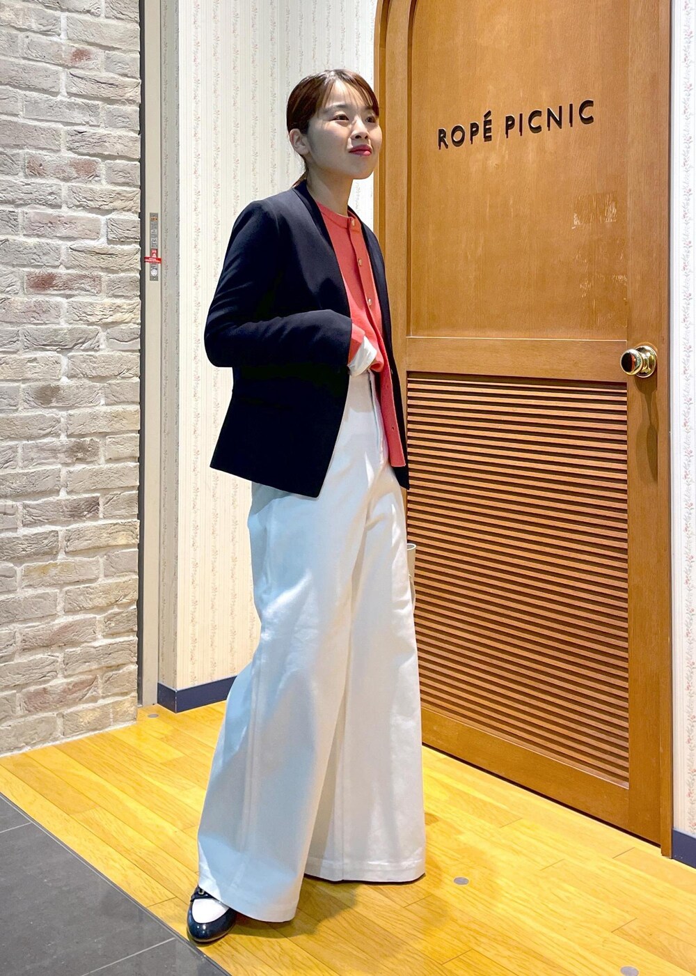 「きれいめカジュアル、大人カジュアル、通勤、通勤コーデ、お出かけ、お出かけコーデ、春コーデ、24ssデニム、ジャケットスタイル、ノーカラージャケット、ノーカラー、カラーニット、カーディガン、春カラー、シアーカットソー」｜「ROPE' PICNICの【一部店舗限定34-42サイズ】360°ウルトラストレッチ/ノーラペルジャケット（テーラードジャケット、ブルー系）」を使った、Yuriさん（レディース・159cm）の冬コーディネートの4枚目の写真