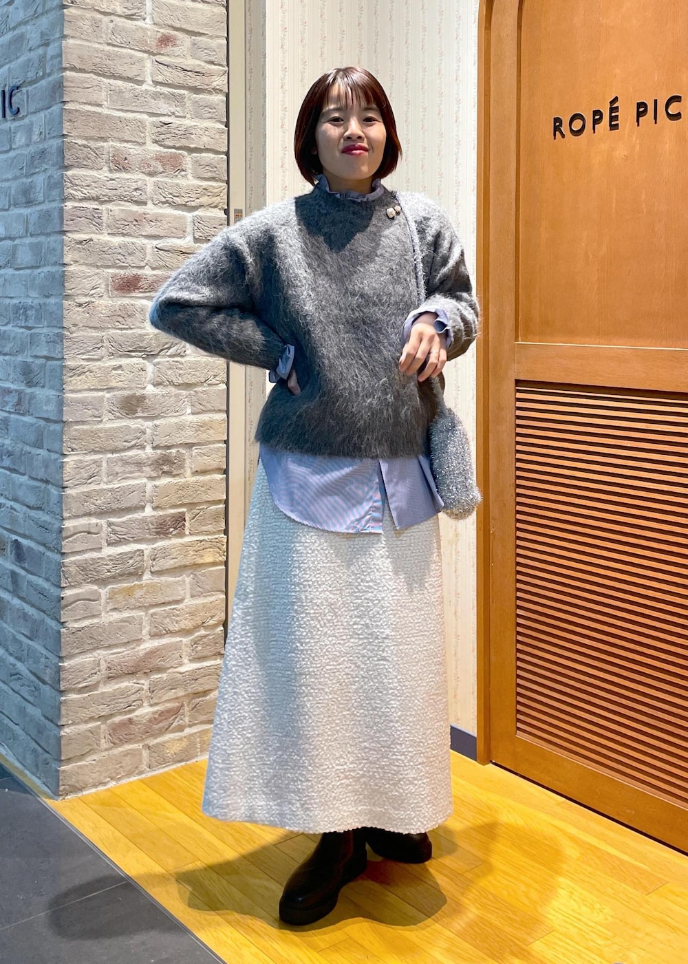 「ニットコーデ、長起毛ニット、長起毛、シャツコーデ、フリルシャツ、ストライプシャツ、ツイードスカート、ロングスカート、Aラインスカート、スカートコーデ、ミニバッグ、ラメニットバッグ、ラメニット、ブーツスタイル、サイドゴアブーツ」|「ROPE' PICNICのサイドゴアブーツ(ブーツ、ブラック系)」を使った、Yuriさん(レディース・159cm)の冬コーディネートの5枚目の写真