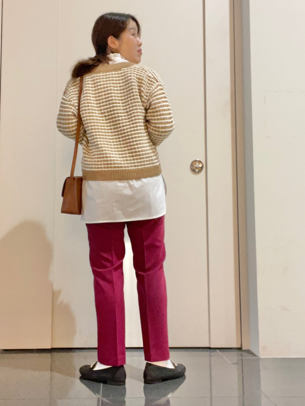 「カーディガン、ツイード、ピンク、カラーパンツ、レイヤードスタイル、大人女子、シャツスタイル、パンツコーデ、秋、オトナカジュアル」｜「ROPE' PICNICの【一部店舗限定34-42サイズ】ラク美/ストレートカラーパンツ（スラックス、ピンク系）」を使った、Yuriさん（レディース・159cm）の秋コーディネートの4枚目の写真