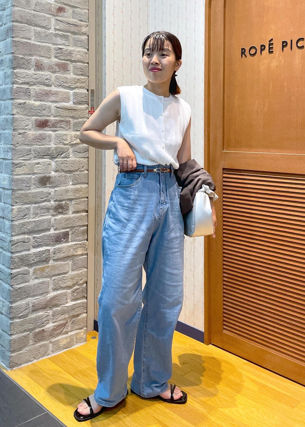 「デニムコーデ、カーブデニム、休日スタイル、休日コーデ、ブラウン、ジャケット、オーバーサイズ、テーラード、デニム、ライトブルー、フラット、ペタンコ、夏コーデ、初秋コーデ、お出かけコーデ」｜「ROPE' PICNICの10mmスムースくるみビットバックルスライドベルト（ベルト、ブラウン系）」を使った、Yuriさん（レディース・159cm）の夏コーディネートの8枚目の写真