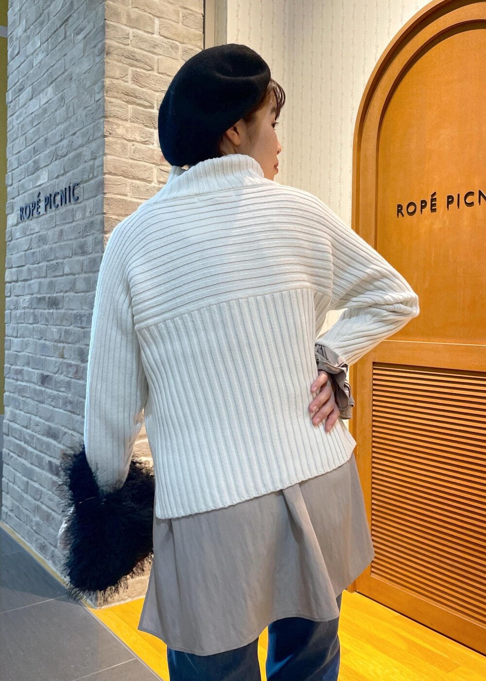 「ニットコーデ、リブ切替ニット、リブニット、ハイネックニット、白ニット、フリルブラウス、フリル、ブラウスコーデ、デニムコーデ、フレアデニム、ミュール、ハンドバッグ、ファーバッグ、ファー、ベレー帽」|「ROPE' PICNICの2WAY/フリルブラウス(シャツ/ブラウス、ブラウン系)」を使った、Yuriさん(レディース・159cm)の秋コーディネートの7枚目の写真