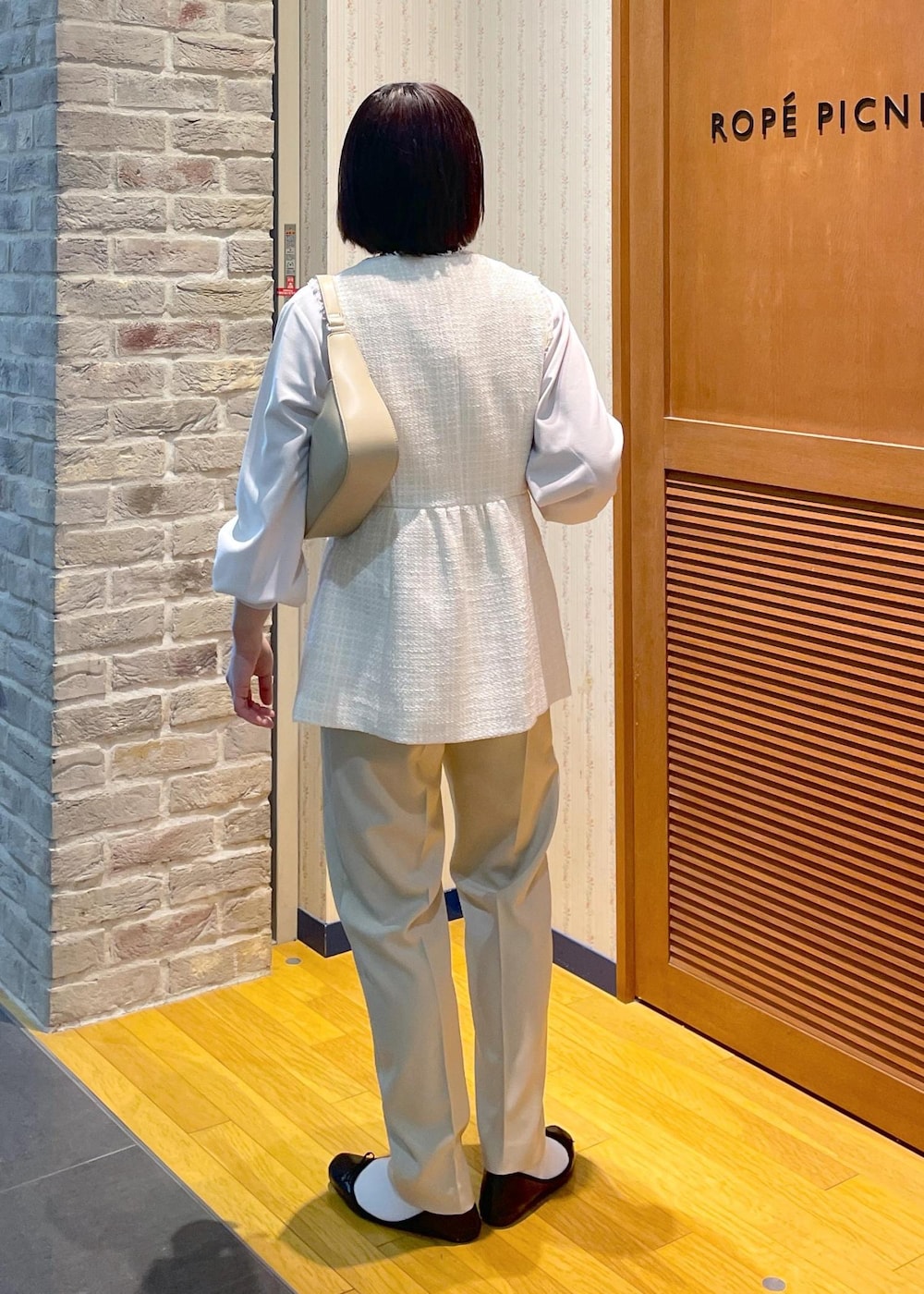 「初春コーデ、春コーデ、セレモニーコーデ、入学式コーデ、入園式コーデ、レイヤード、パンツスタイル、体型カバー、カジュアルコーデ、シンプルコーデ、きれいめコーデ、ベーシック、ROPÉ PICNIC、ナチュラル、イエベ春」｜「ROPE' PICNICのタックインしやすいカットジョーゼットトップス（Tシャツ/カットソー、グレー系）」を使った、Yuriさん（レディース・159cm）の春コーディネートの3枚目の写真