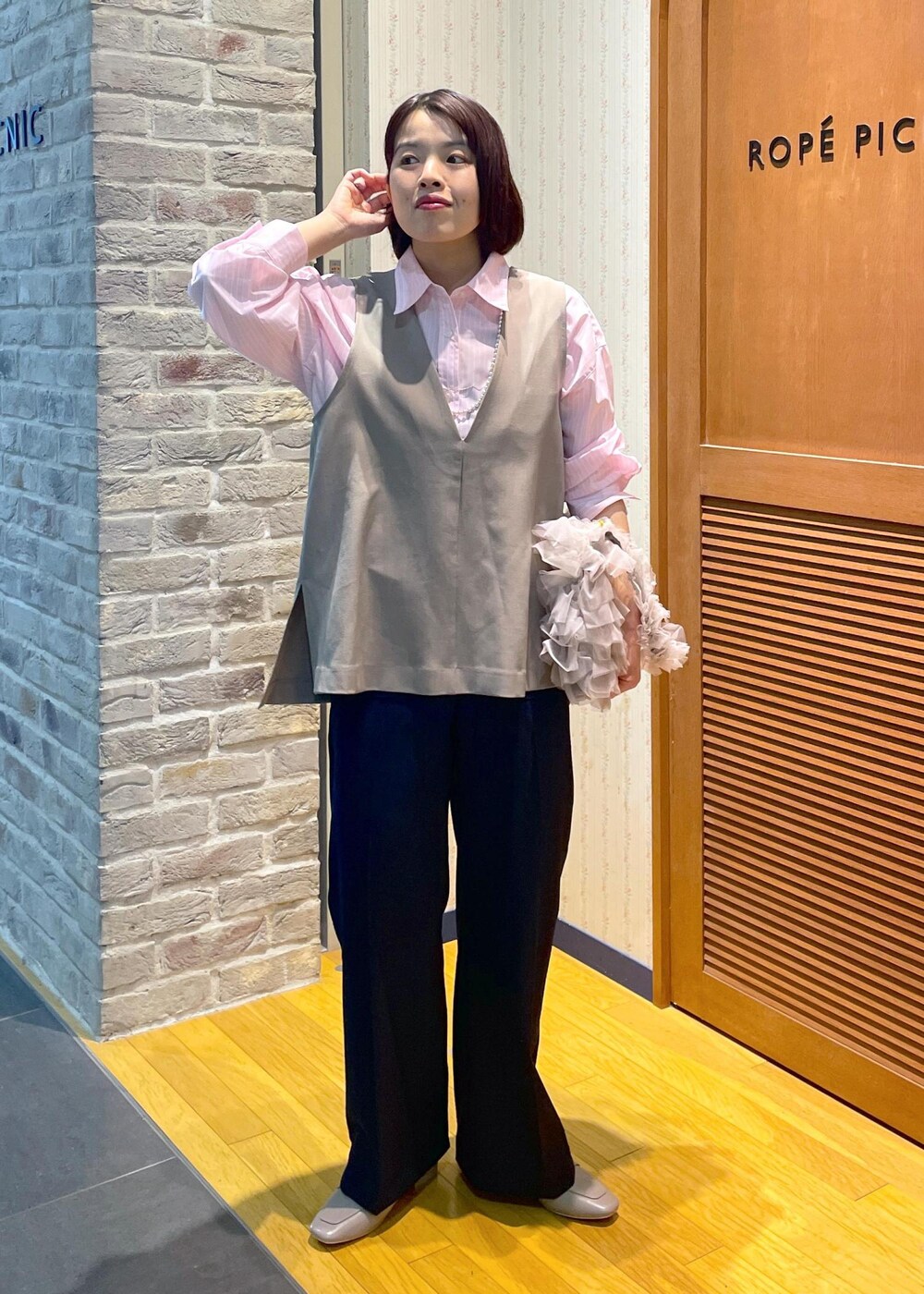「2BUY10%OFF対象商品、初春コーデ、春コーデ、お仕事コーデ、お出かけコーデ、女子会コーデ、大人カジュアル、レイヤード、パンツスタイル、体型カバー、カジュアルコーデ、きれいめコーデ、ベーシック、ROPÉ PICNIC、ナチュラル」｜「ROPE' PICNICの花粉ガード・防シワ/レギュラーシャツ（シャツ/ブラウス、ピンク系）」を使った、Yuriさん（レディース・159cm）の春コーディネートの10枚目の写真