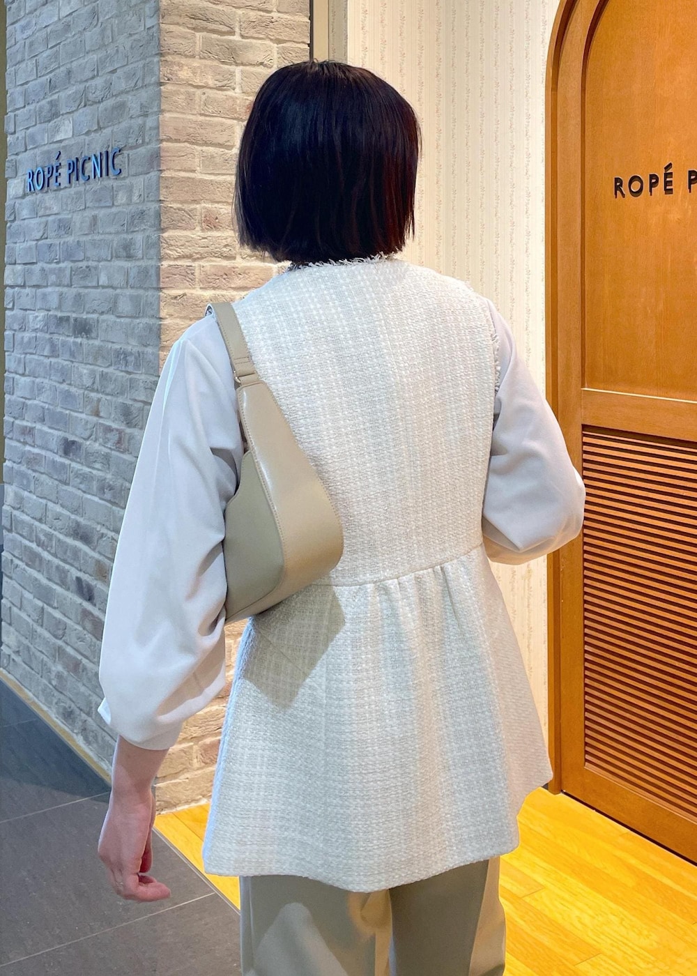「初春コーデ、春コーデ、セレモニーコーデ、入学式コーデ、入園式コーデ、レイヤード、パンツスタイル、体型カバー、カジュアルコーデ、シンプルコーデ、きれいめコーデ、ベーシック、ROPÉ PICNIC、ナチュラル、イエベ春」｜「ROPE' PICNICのタックインしやすいカットジョーゼットトップス（Tシャツ/カットソー、グレー系）」を使った、Yuriさん（レディース・159cm）の春コーディネートの8枚目の写真