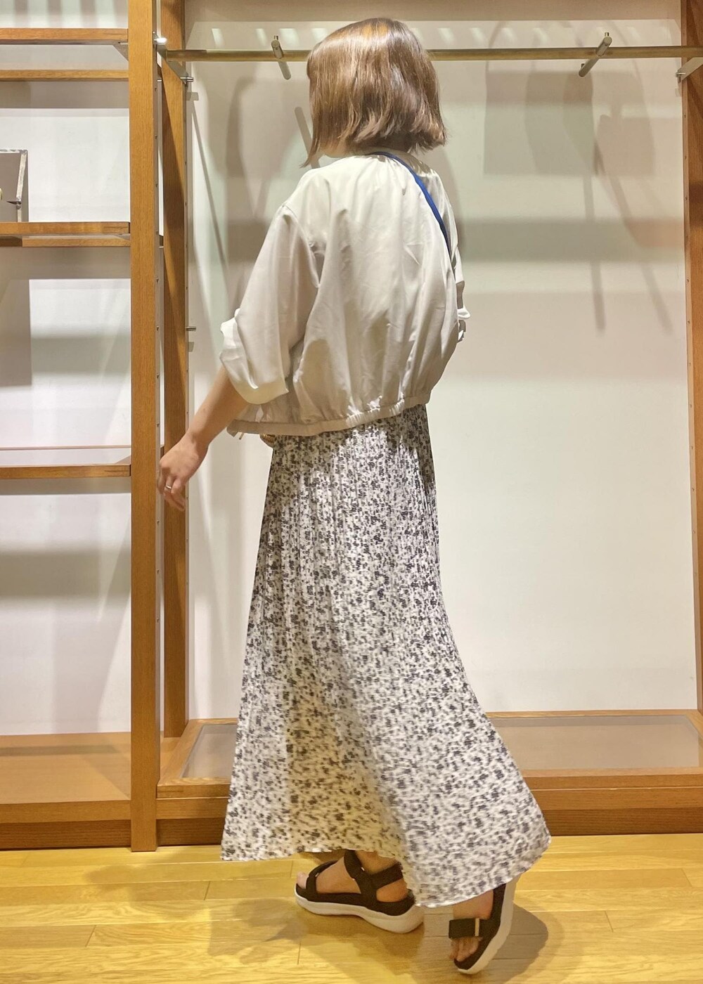 「夏コーデ、夏服コーデ、夏服、tシャツ、tシャツコーデ、カラーtシャツ、イエロー、お出かけ、旅行、旅行コーデ、お出かけコーデ、ロングスカート、小花柄、小花柄スカート、大人カジュアル」｜「ROPE' PICNICのUVケア・手洗いOK/ライトブルゾン（ブルゾン、ベージュ系）」を使った、Yuriさん（レディース・159cm）の夏コーディネートの3枚目の写真