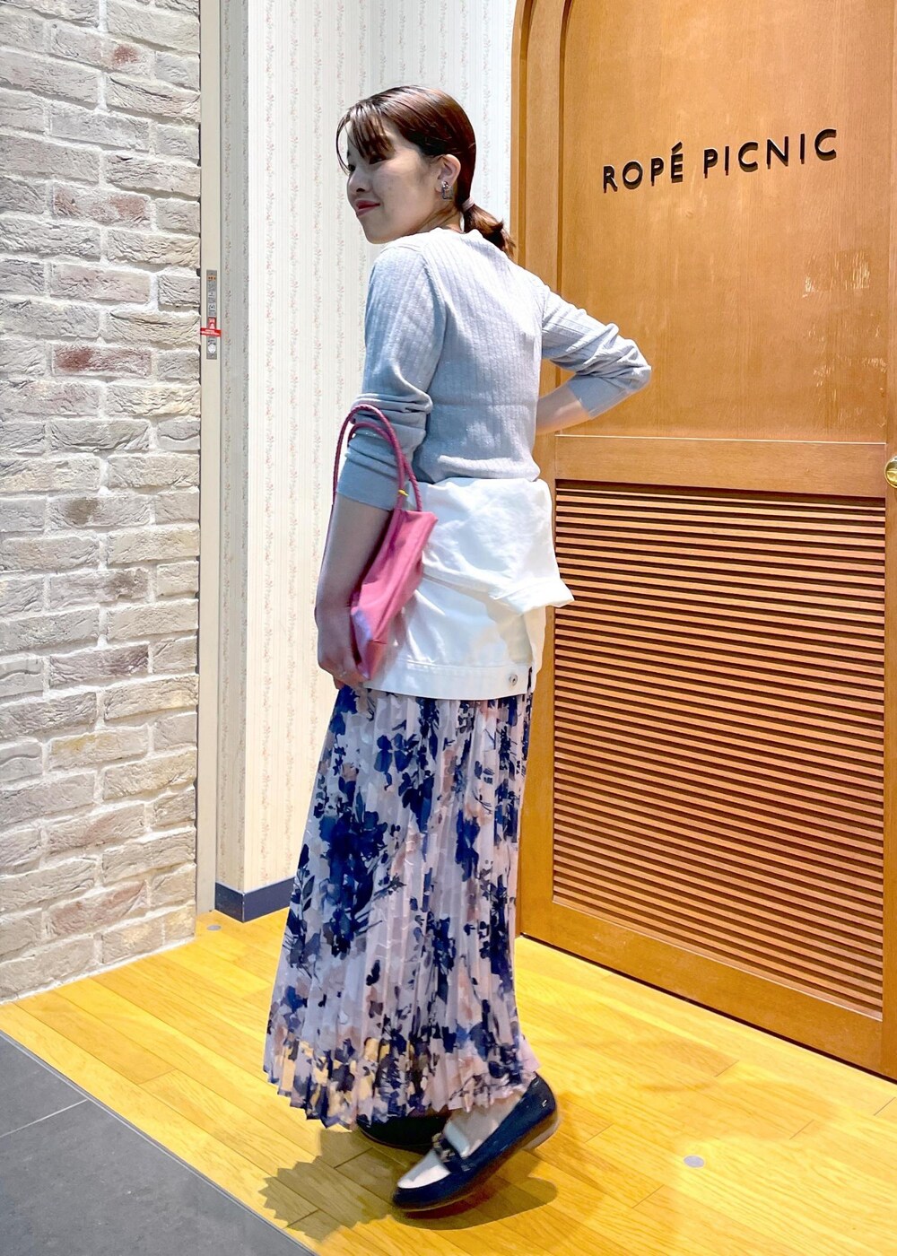 「大人カジュアル、きれいめカジュアル、春コーデ、デート、デートコーデ、お出かけ、お出かけコーデ、休日スタイル、ラメニット、ニット、デニム、デニムコーデ、デニムジャケット、ホワイトデニム、花柄」｜「ROPE' PICNICの花柄ジャガードプリーツスカート（スカート、ピンク系）」を使った、Yuriさん（レディース・159cm）の冬コーディネートの2枚目の写真