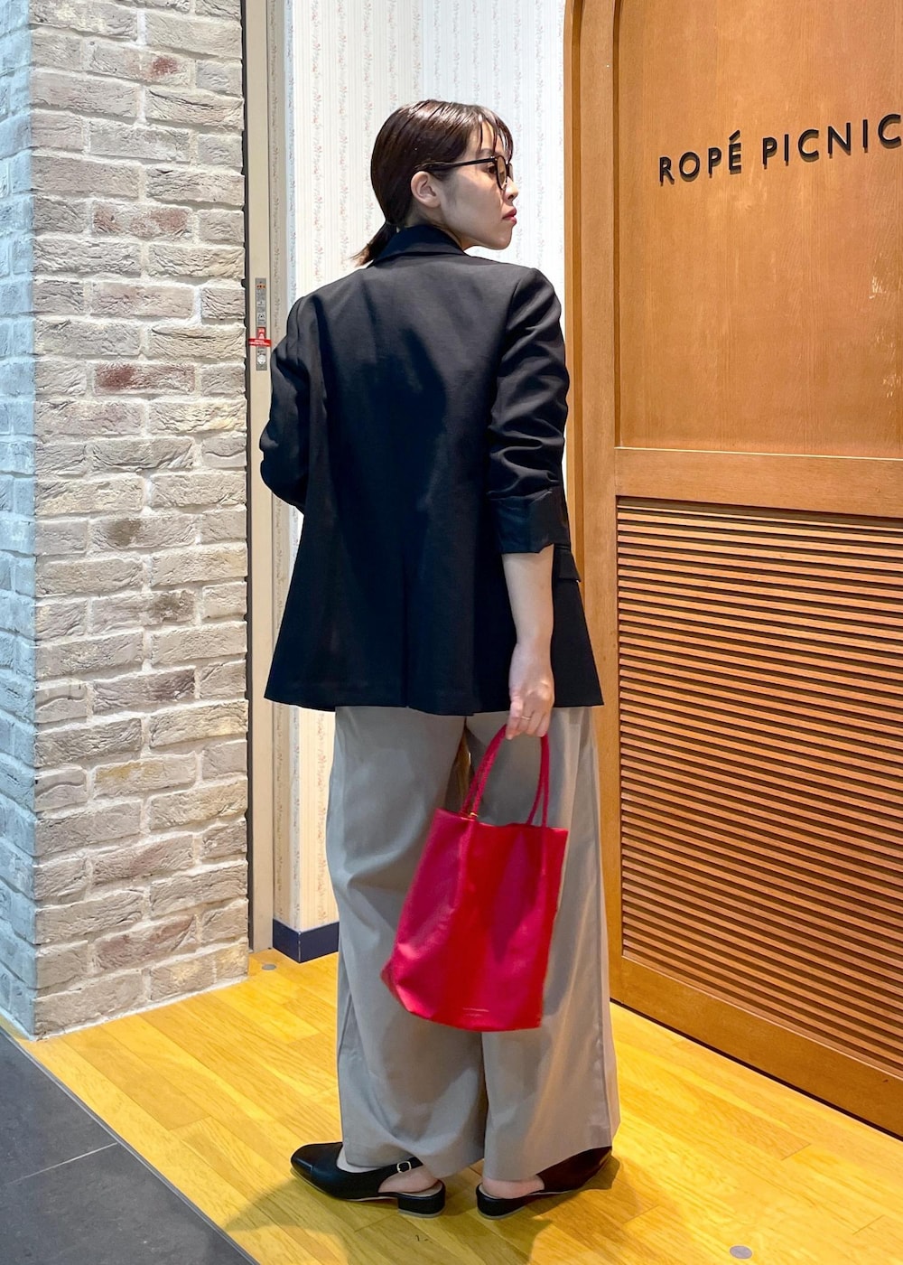 「ジャケットコーデ、ボーダートップス、ワイドパンツ、イージーパンツ、ミュール、ハンドバッグ、洗えるバッグ、カラーバッグ、カットソー、ボーダー、初秋コーデ、秋コーデ、お仕事コーデ、お出かけコーデ、女子会コーデ」|「ROPE' PICNICの細ボーダー天竺トップス/リンクコーデ(Tシャツ/カットソー、ホワイト系)」を使った、Yuriさん(レディース・159cm)の秋コーディネートの3枚目の写真
