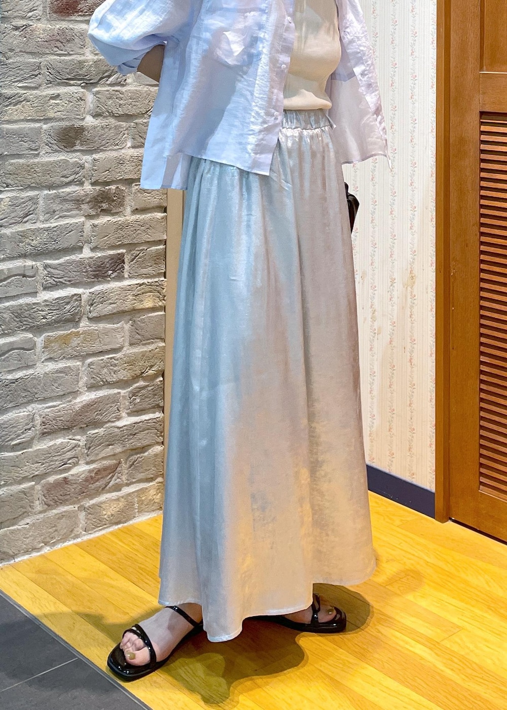 「ブルー、ロング、ライトブルー、フレアスカート、ウエストゴム、ストラップ、ストラップサンダル、フラット、夏コーデ、デートコーデ、お出かけコーデ、旅行コーデ、女子会コーデ、雨の日コーデ、大人カジュアル」|「ROPE' PICNICのスキニーストラップフラットサンダル(サンダル、ブラック系)」を使った、Yuriさん(レディース・159cm)の夏コーディネートの9枚目の写真