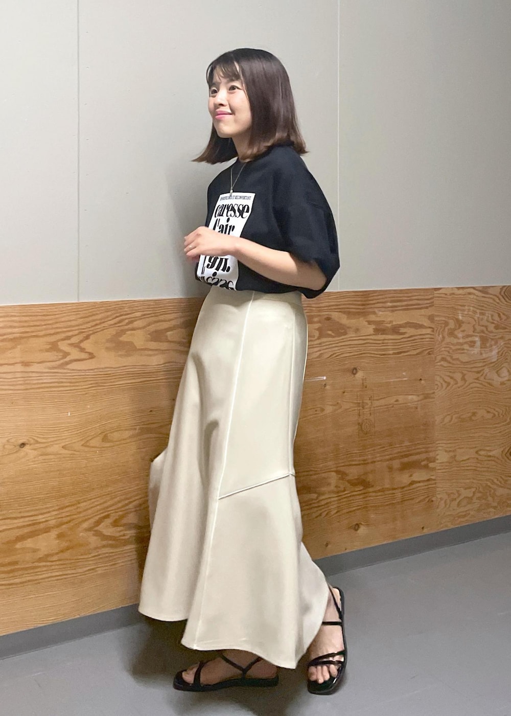 「Tシャツ、ロゴ、半袖、クルーネック、グラフィック、英字、ロング、フレア、フレアスカート、フラット、ローヒール、ペタンコ、夏コーデ、初秋コーデ、デートコーデ」｜「ROPE' PICNICのキャンバスコンビミドルトート＆ショルダーバッグ（トートバッグ、ホワイト系）」を使った、Yuriさん（レディース・159cm）の夏コーディネートの2枚目の写真